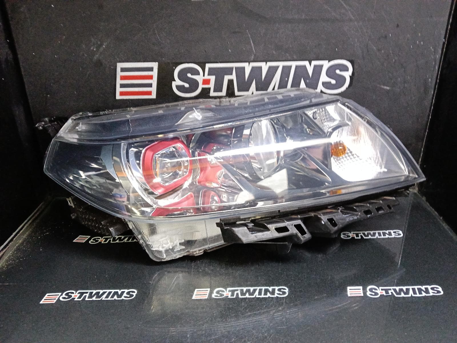 Used auto part listing image: 2017 SUZUKI VITARA RIGHT HEADLAMP VITARA, LY (VIN TSM), W/ LED TYPE, RED SURROUND TYPE, 04/16-09/18 0000387286