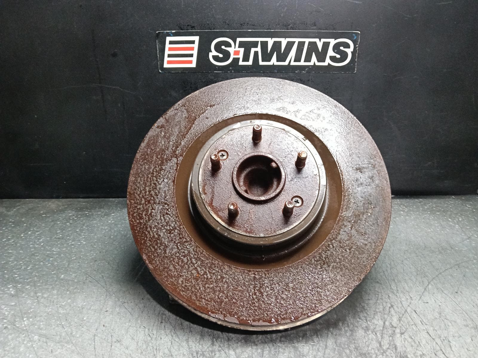 Used auto part listing image: 2020 GENESIS G70 RIGHT FRONT HUB ASSEMBLY IK, 05/19- 0000405900