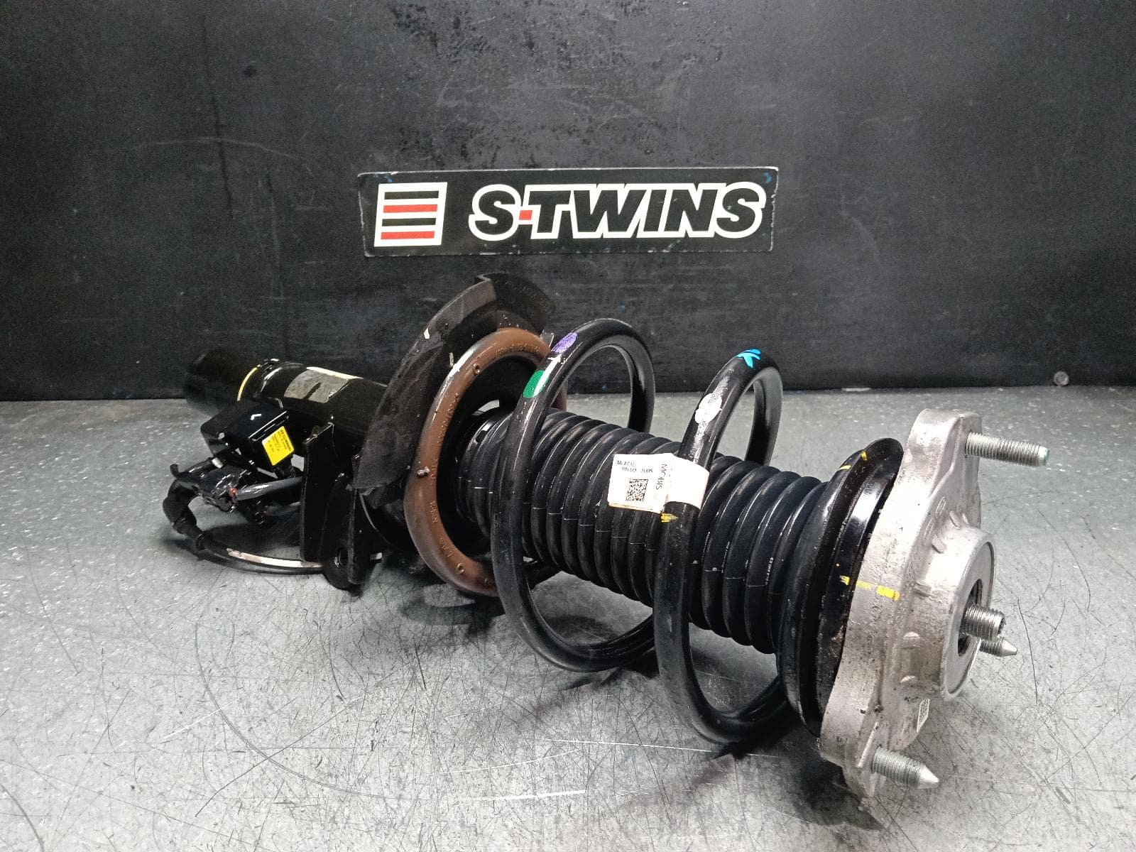 Used auto part listing image: 2020 GENESIS G70 RIGHT FRONT STRUT IK, 05/19- 0000405901