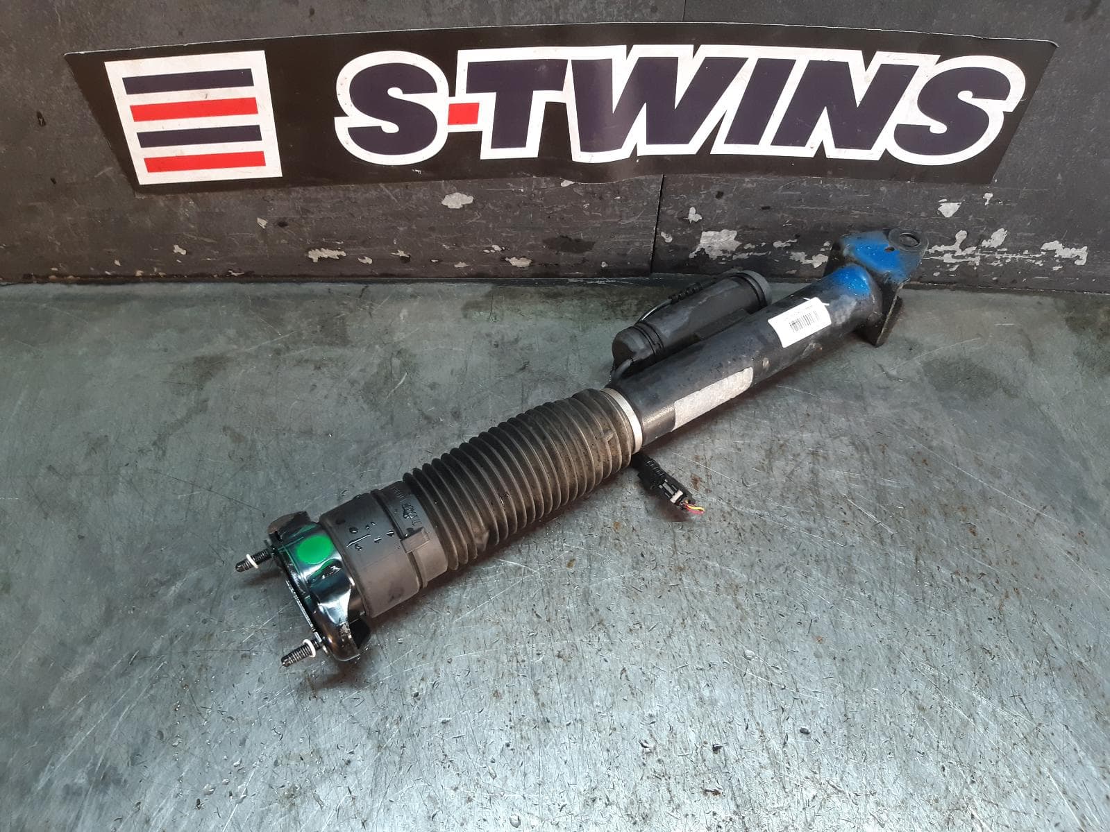Used auto part listing image: 2018 MERCEDES GLS CLASS SHOCK ABSORBER X166, REAR, PAIR, W/ ADAPTIVE DAMPING SYSTEM TYPE, NON AMG, 01/16-07/19 0000285870