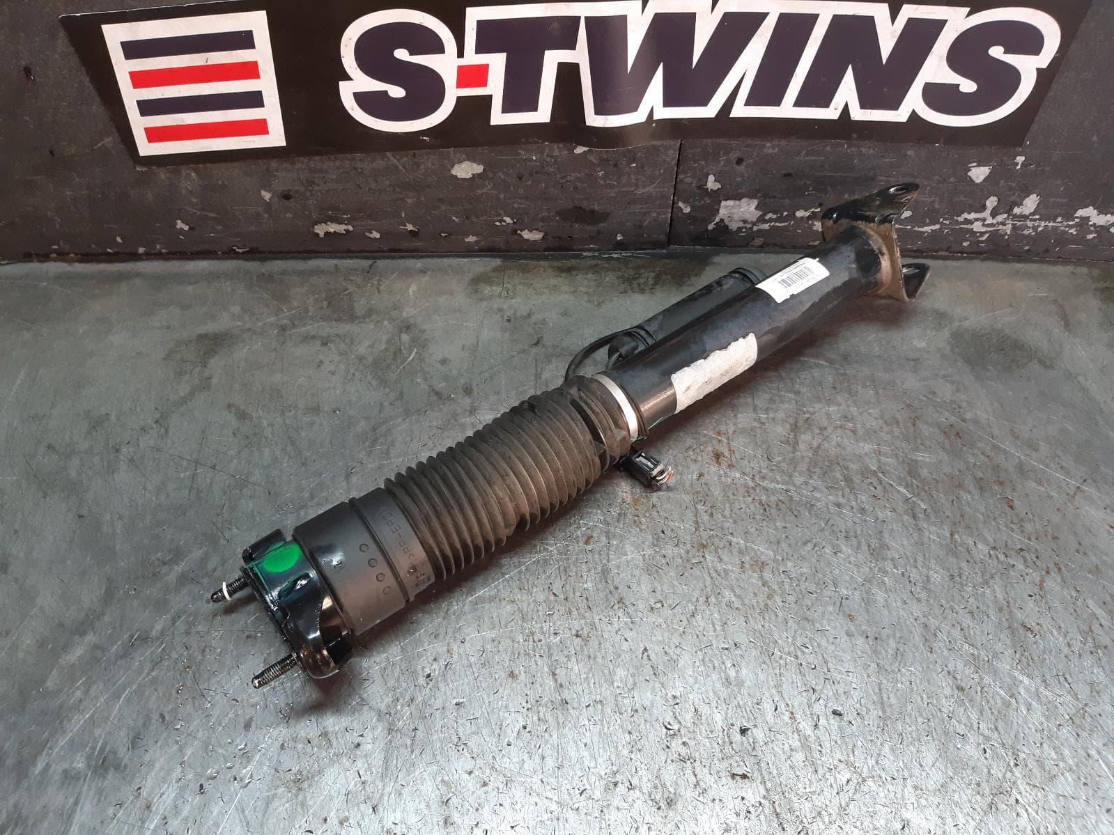 Used auto part listing image: 2018 MERCEDES GLS CLASS SHOCK ABSORBER X166, REAR, PAIR, W/ ADAPTIVE DAMPING SYSTEM TYPE, NON AMG, 01/16-07/19 0000285875