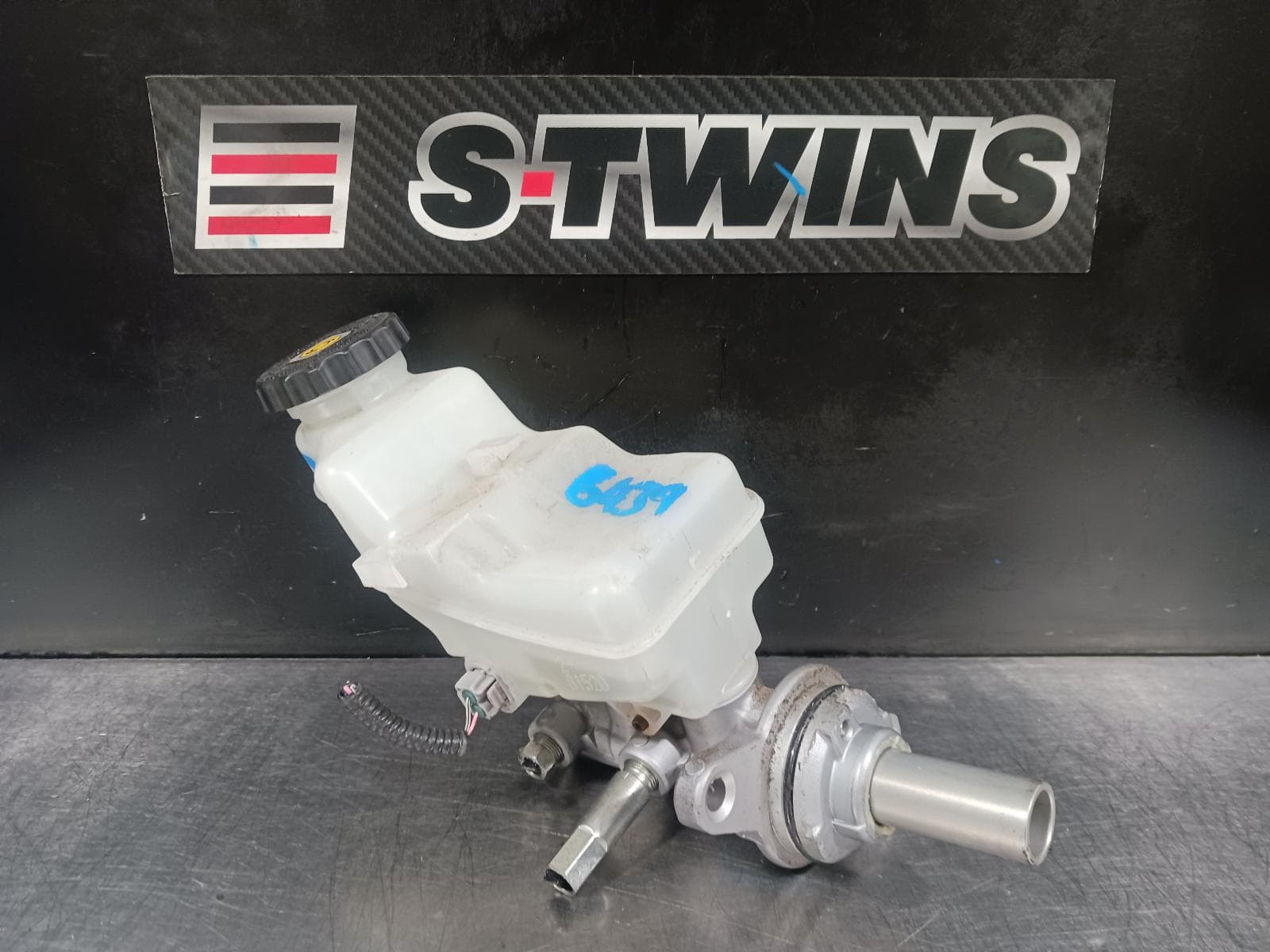 Used auto part listing image: 2019 TOYOTA COROLLA MASTER CYLINDER E210, 07/18- 0000233938