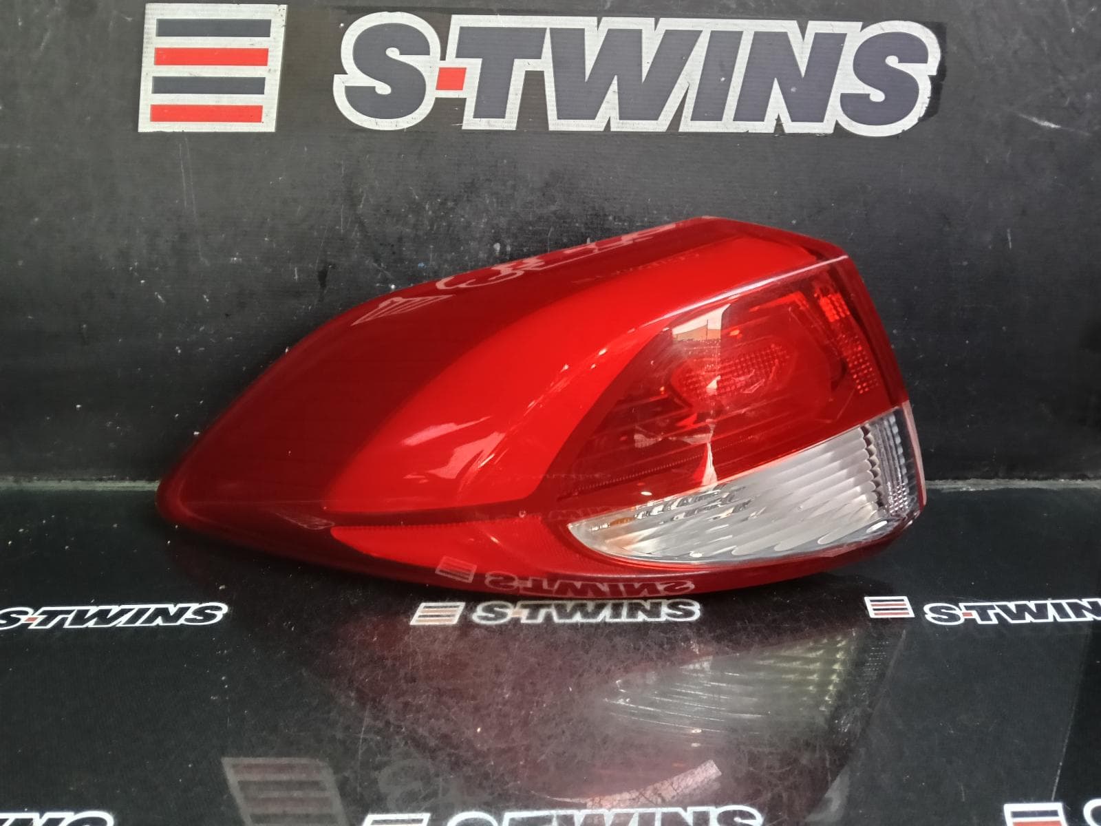 Used auto part listing image: 2017 HYUNDAI TUCSON LEFT TAILLIGHT IN BODY, TL, KOREAN BUILT (VIN KMHJ), NON LED TYPE, 06/15-06/18 0000387155