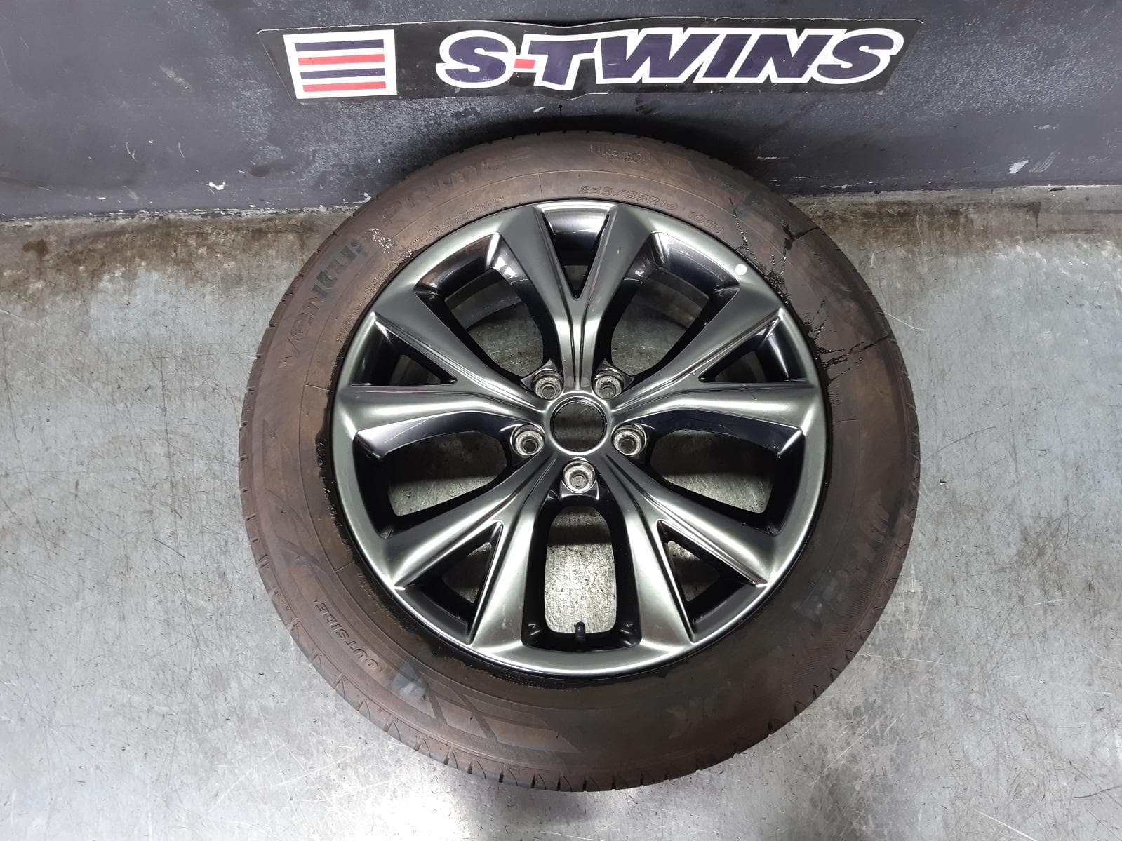Used auto part listing image: NEW 2017 HYUNDAI SANTA FE WHEEL MAG FACTORY, 19X7.5IN, MATTE BLACK, OZ, DM, 08/16-02/18 0000173185