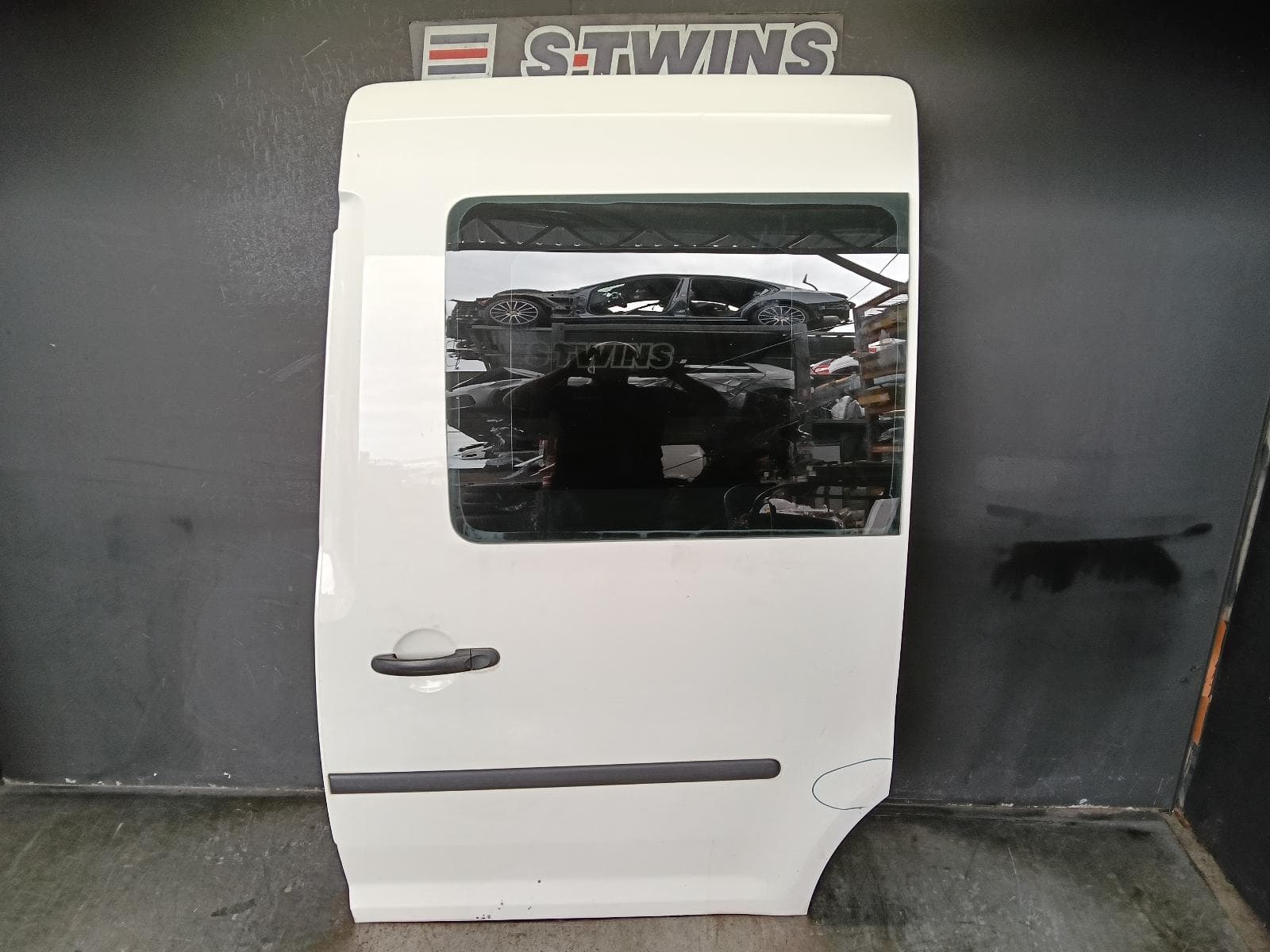 Used auto part listing image: 2014 VOLKSWAGEN CADDY LEFT REAR DOOR SLIDING 2K, SWB VAN/WAGON, W/ WINDOW TYPE, 12/04-06/15 0000387360