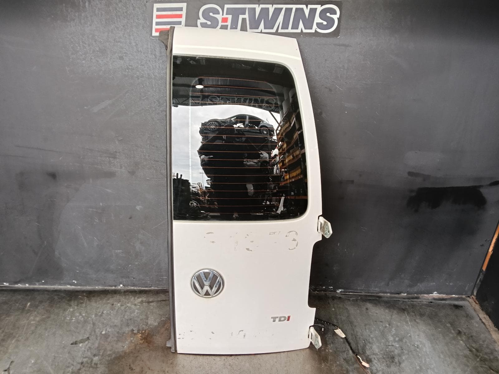 Used auto part listing image: 2014 VOLKSWAGEN CADDY BOOTLID TAILGATE BARN DOOR (RH SIDE), 2K-2KN, VAN (SMALL), NON HANDLE TYPE, 12/04-02/21 0000387358