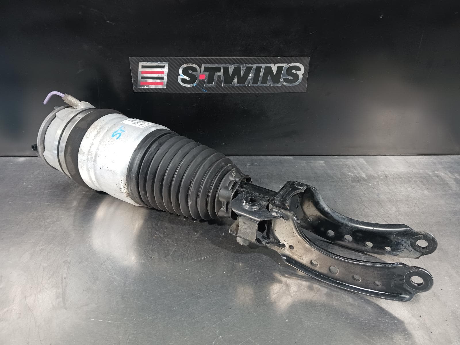 Used auto part listing image: 2014 VOLKSWAGEN TOUAREG LEFT FRONT STRUT 7P, AIR TYPE, 07/11-04/18 0000204346