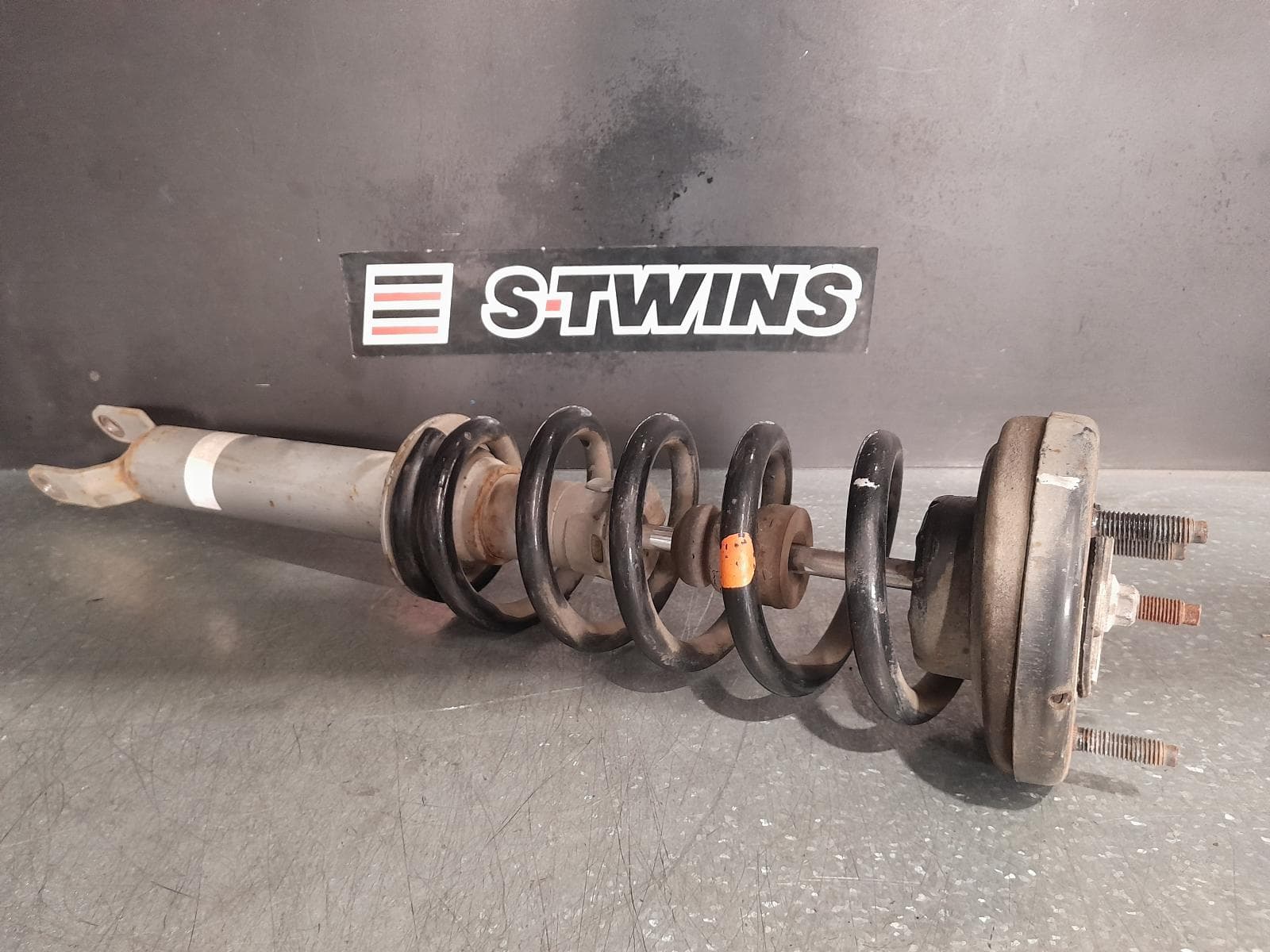 Used auto part listing image: 2011 FORD FALCON LEFT FRONT STRUT FG-FGX, UTE, R6/XR6 TURBO (BLUE), 05/08-12/16 0000327243