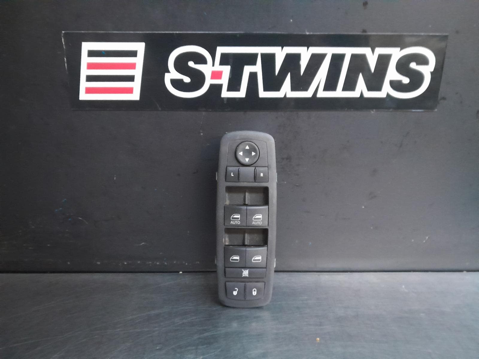 Used auto part listing image: 2021 RAM 1500 PWR DR WIND SWITCH RH FRONT, BLOCK MASTER SWITCH, W/ AUTO FOLD TYPE, DT, 10/20- 0000273513
