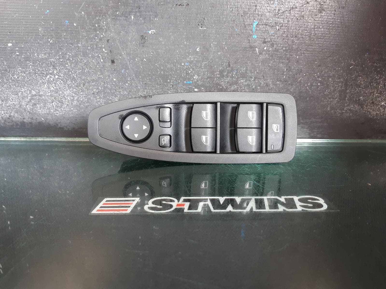 Used auto part listing image: 2019 BMW X1 PWR DR WIND SWITCH RH FRONT (MASTER SWITCH), W/ FOLDING MIRROR, W/ AUTO DIP TYPE, F48, 08/15-06/22 0000229599