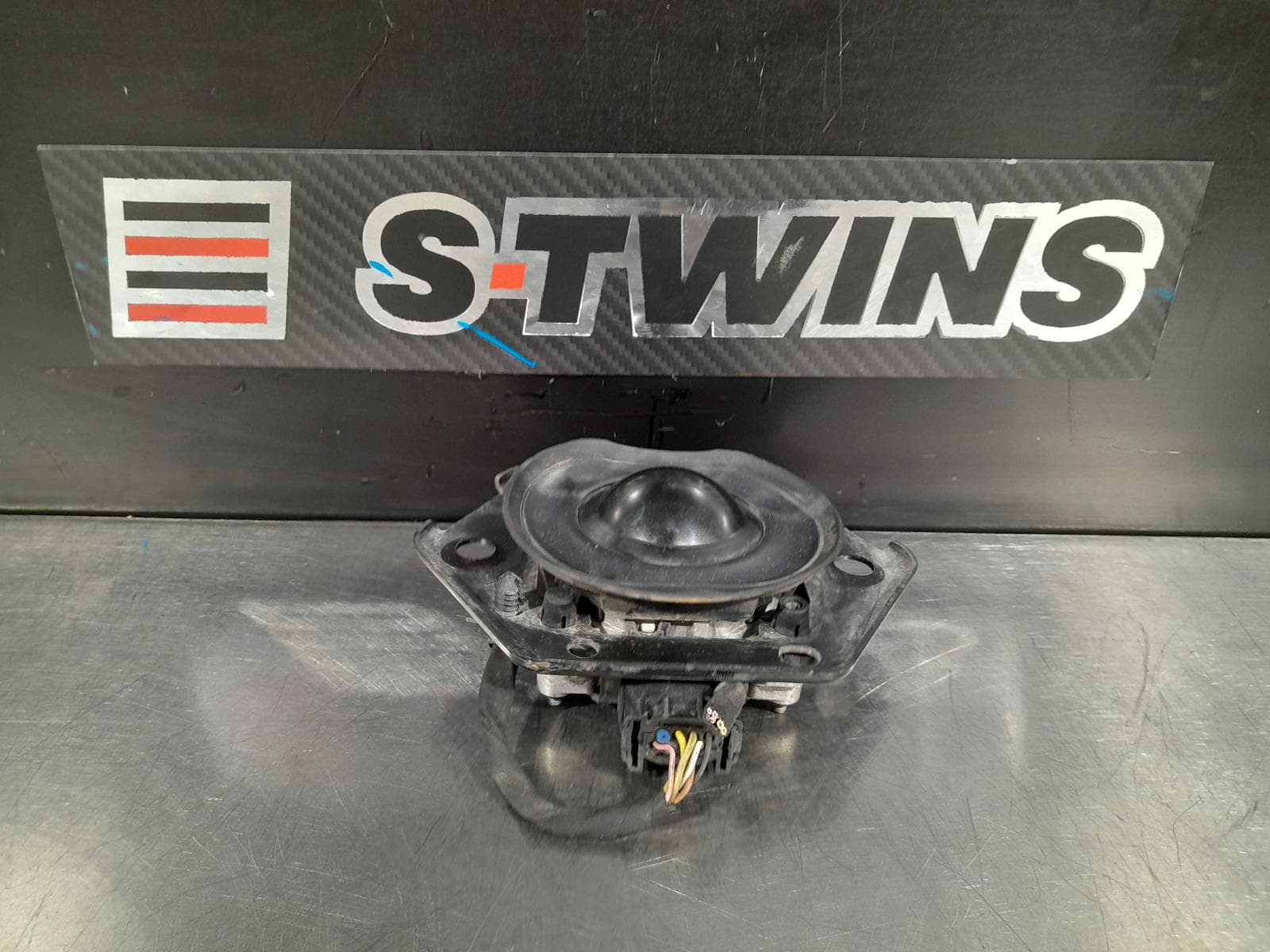 Used auto part listing image: 2017 JEEP GRANDCHEROKEE REVERSE CAMERA FRONT RADAR SENSOR (GRILLE MOUNTED), WK, 04/13-02/22 0000191809