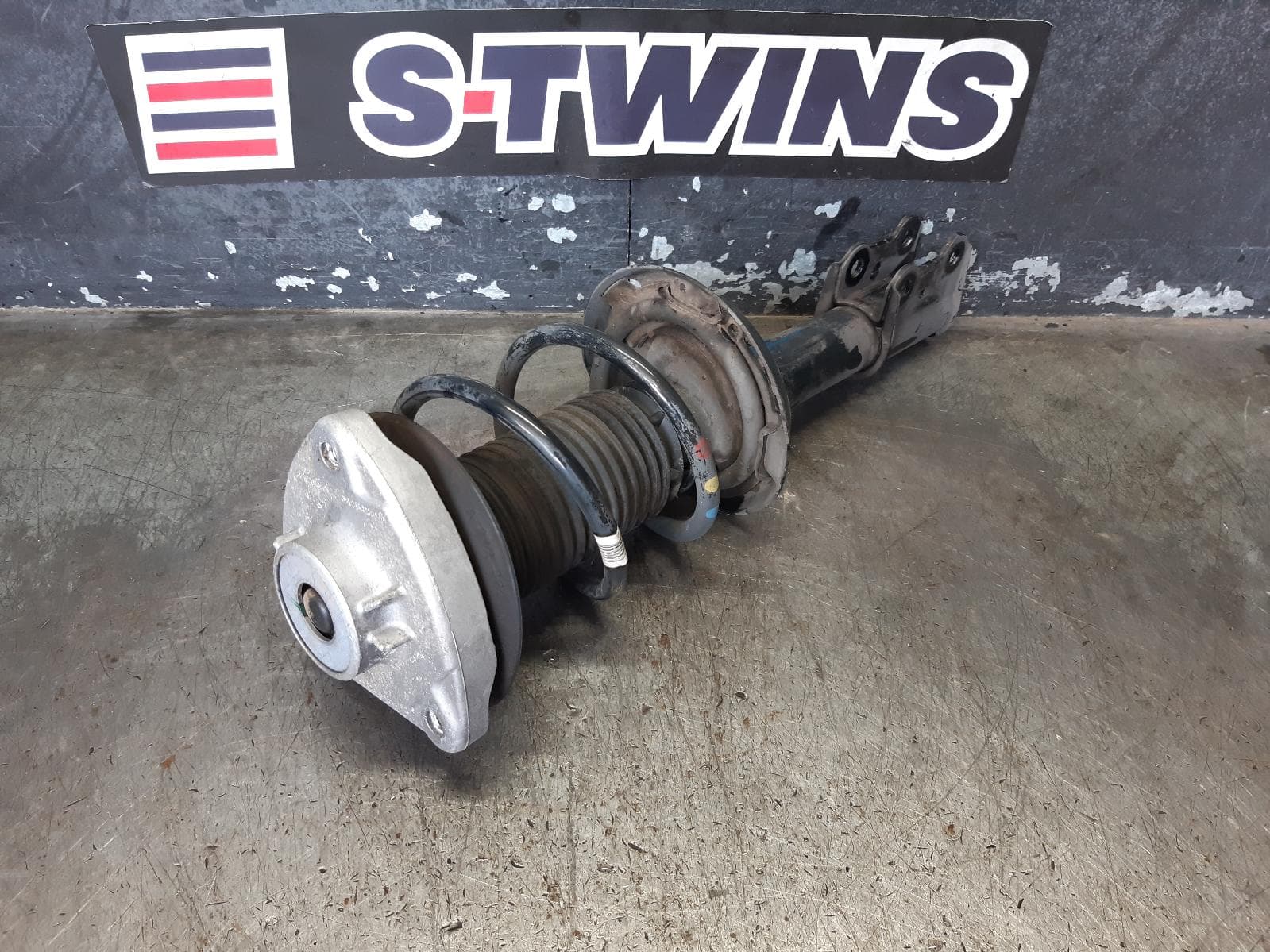 Used auto part listing image: 2016 INFINITI Q30 RIGHT FRONT STRUT H15, 04/16-12/19 0000307919