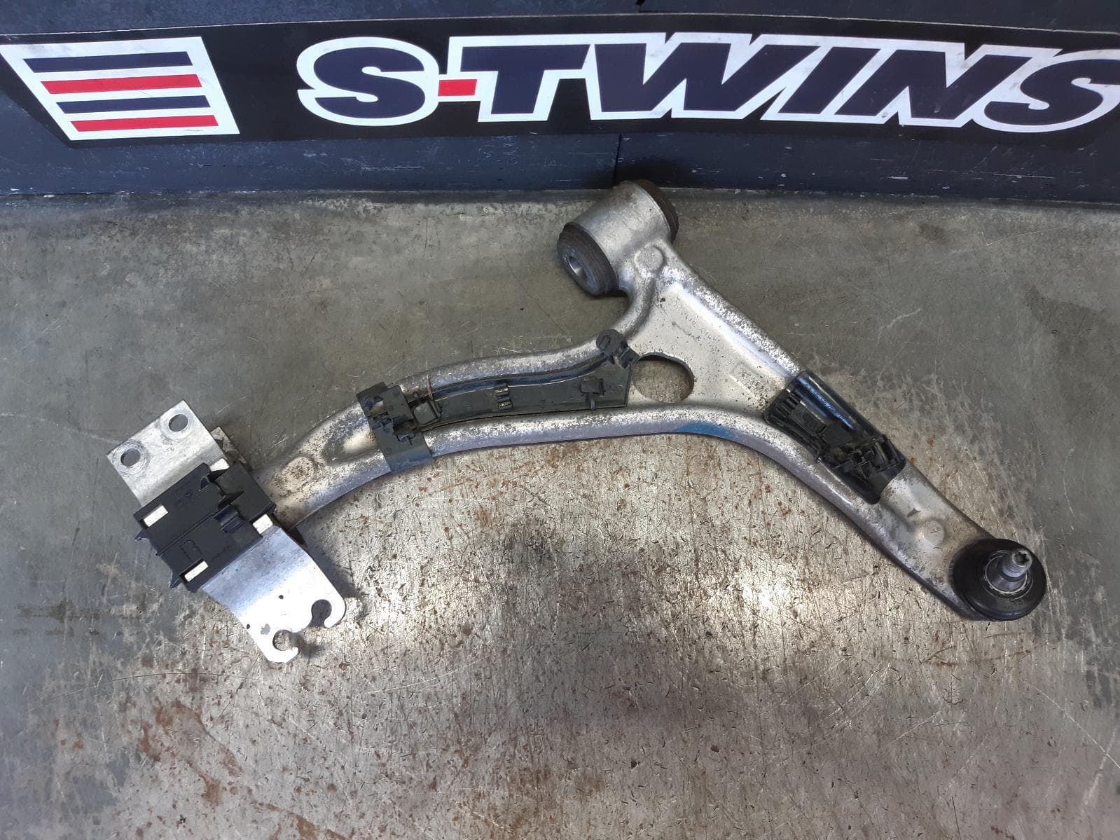 Used auto part listing image: 2016 INFINITI Q30 RIGHT FRONT LOWER CONTROL ARM H15, 04/16-12/19 0000252472