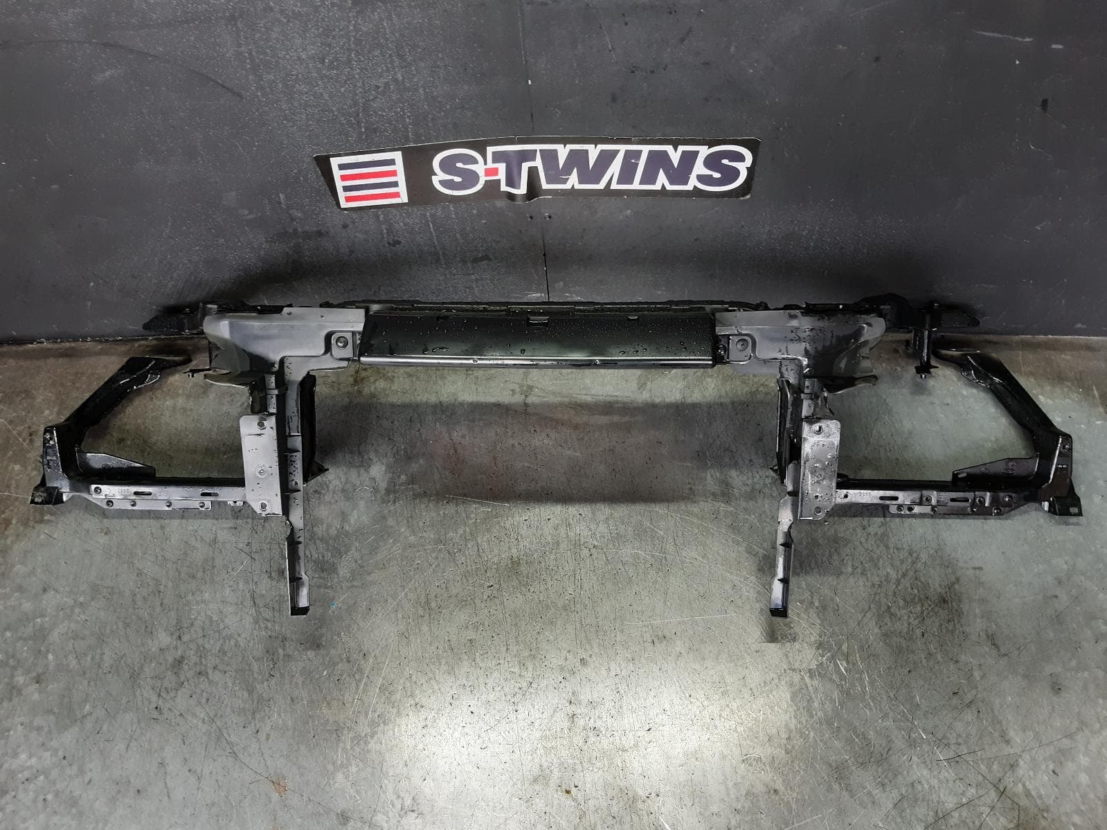 Used auto part listing image: 2017 LAND ROVER RANGEROVER VELAR RADIATOR SUPPORT L560, 05/17- 0000299509
