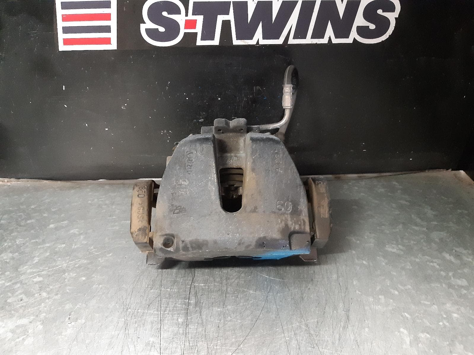 Used auto part listing image: 2017 LAND ROVER RANGEROVER VELAR CALIPER L560, RH FRONT, 325MM ROTOR, 05/17- 0000212194