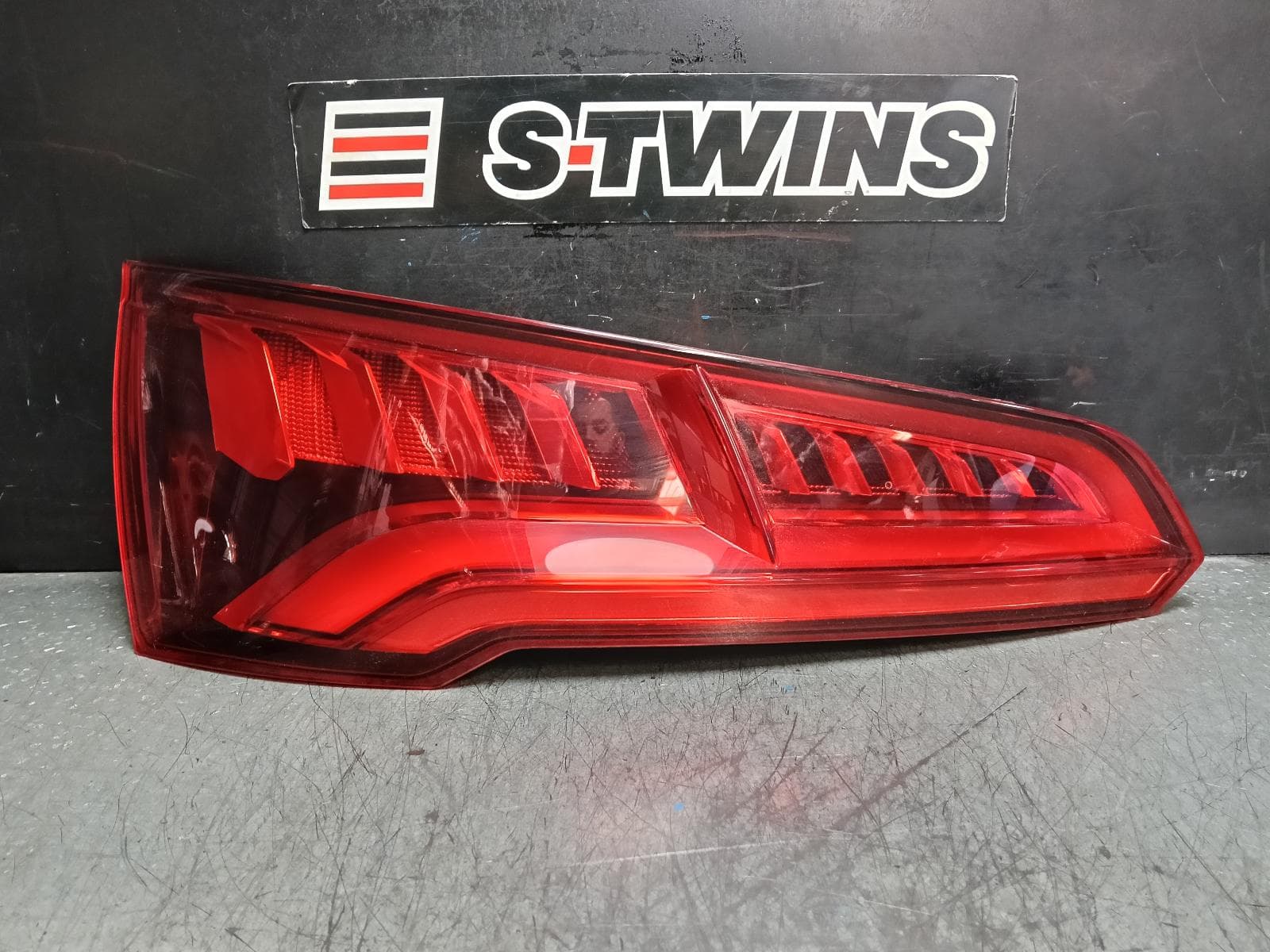 Used auto part listing image: 2018 AUDI Q5 LEFT TAILLIGHT FY, IN TAILGATE, W/ LED, (OPT. 8SP), DYNAMIC INDICATOR TYPE, 02/17-08/20 0000390059