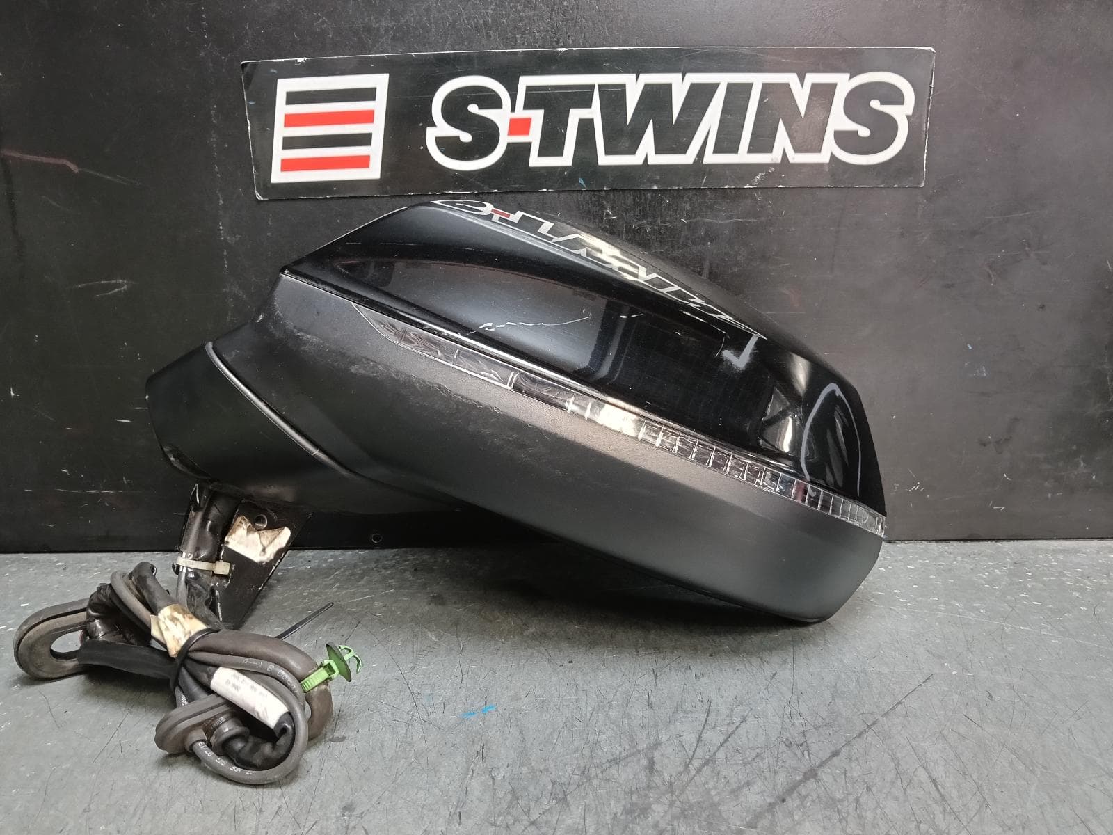 Used auto part listing image: 2019 AUDI Q5 LEFT DOOR MIRROR FY, Q5, POWER FOLDING, W/ AUTO DIM, MEMORY & CAMERA TYPE, 02/17- 0000386294