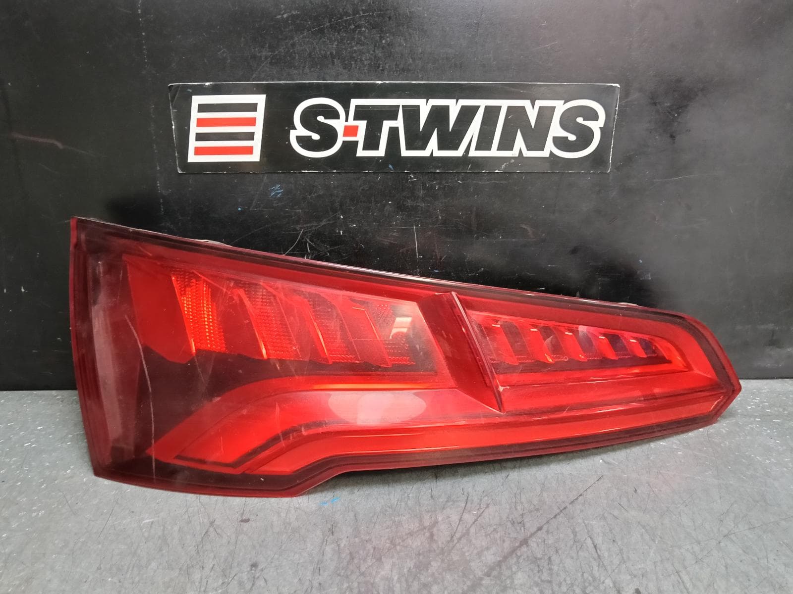 Used auto part listing image: 2019 AUDI Q5 LEFT TAILLIGHT FY, IN TAILGATE, W/ LED, (OPT. 8SP), DYNAMIC INDICATOR TYPE, 02/17-08/20 0000386297