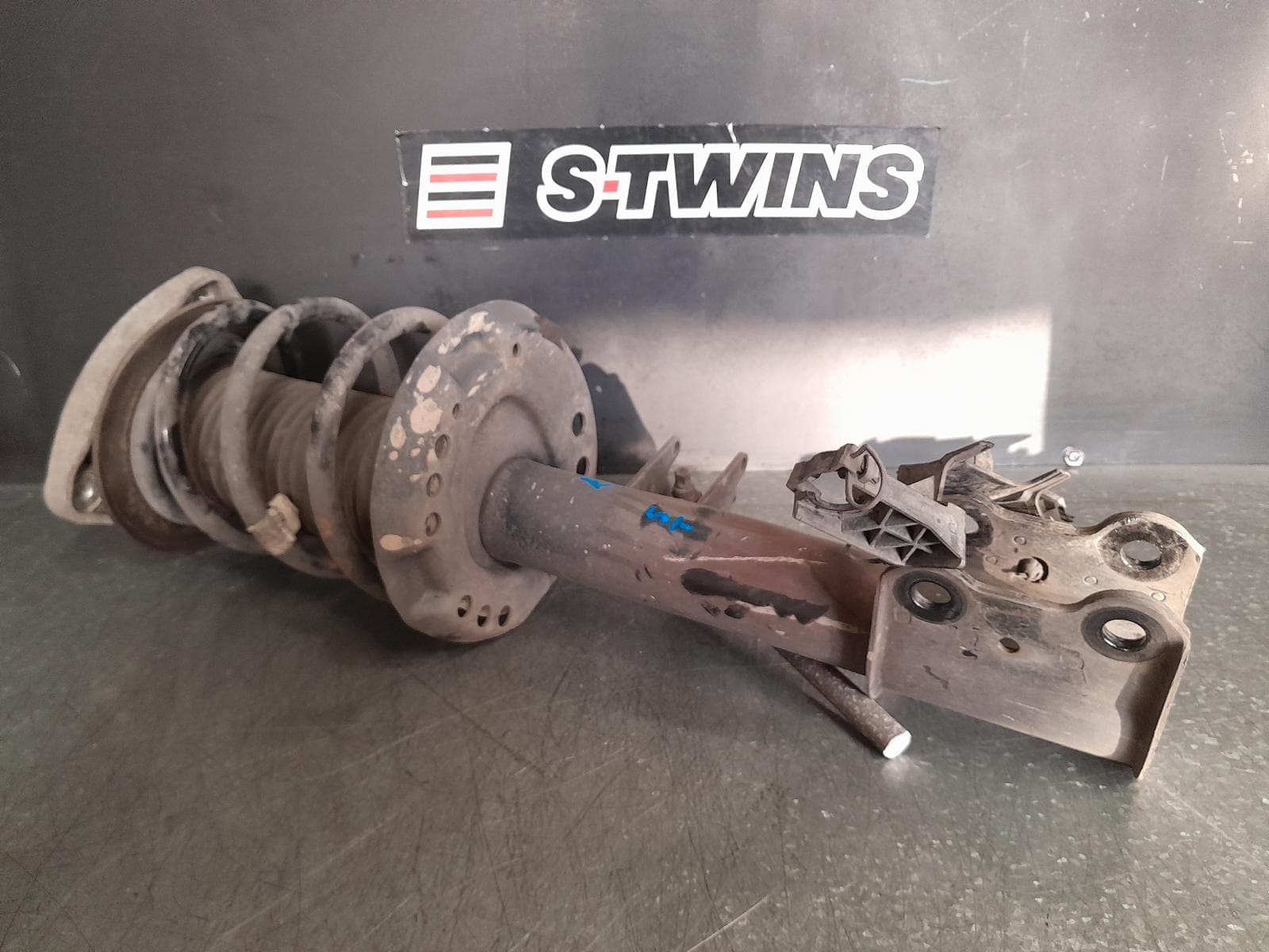 Used auto part listing image: 2017 INFINITI QX30 RIGHT FRONT STRUT H15, 09/16-06/19 0000330441