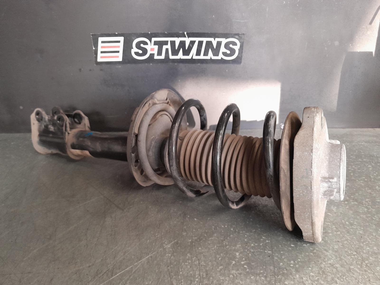 Used auto part listing image: 2017 INFINITI QX30 LEFT FRONT STRUT H15, 09/16-06/19 0000330443