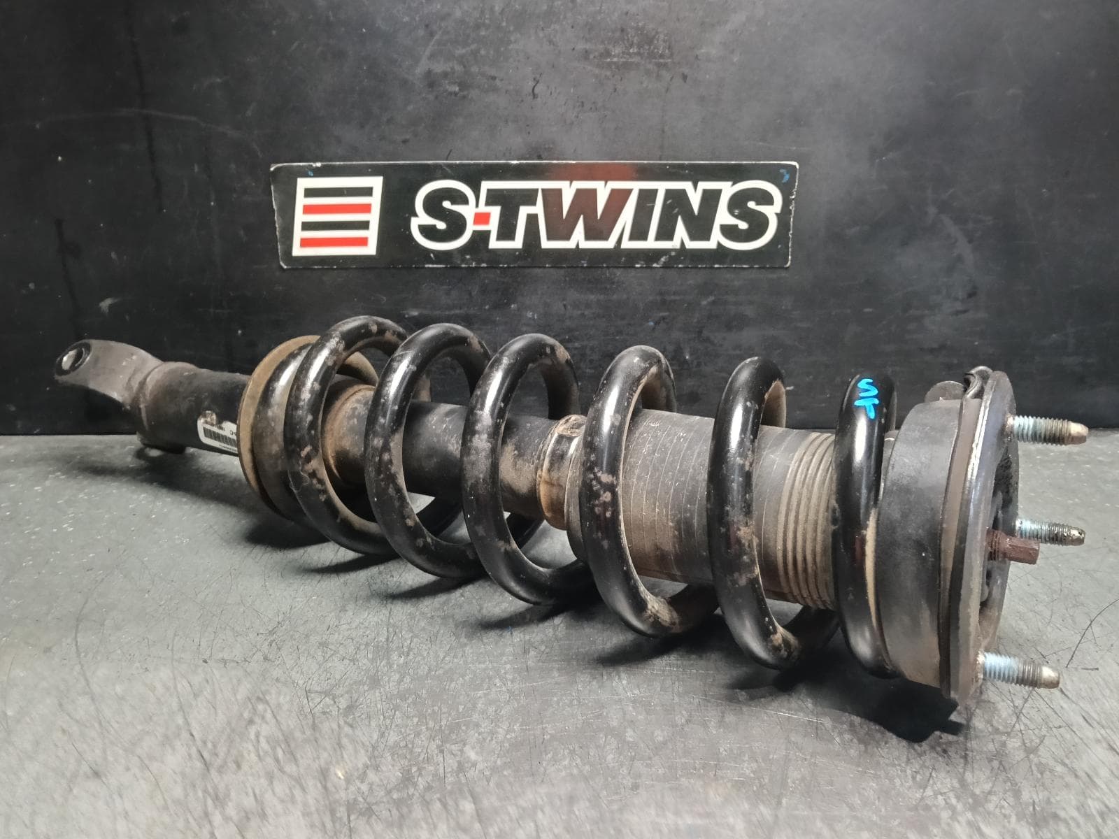 Used auto part listing image: 2018 RAM 1500 RIGHT FRONT STRUT DS, 01/16-12/23 0000411044