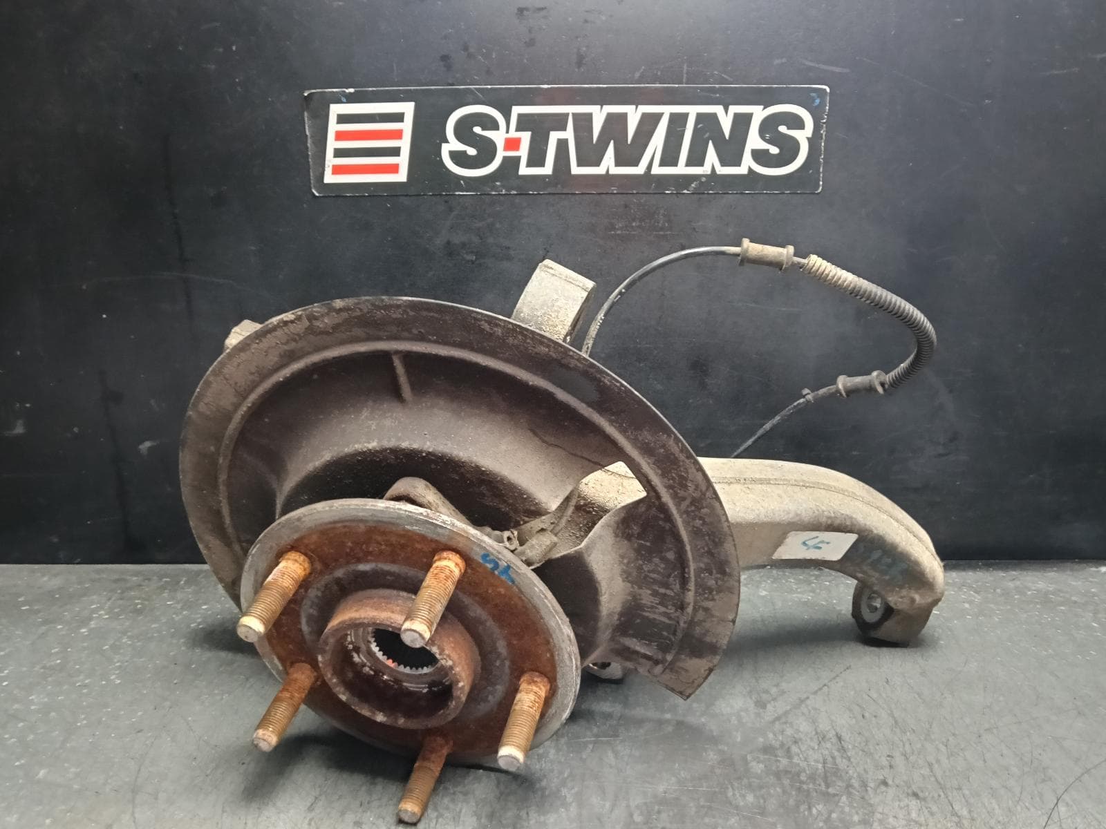Used auto part listing image: 2018 RAM 1500 LEFT FRONT HUB ASSEMBLY DS, 01/16-12/23 0000411045