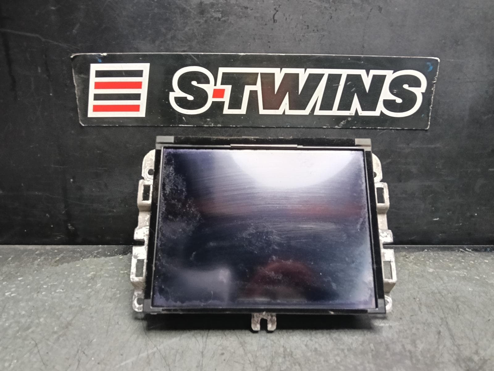 Used auto part listing image: 2018 RAM 1500 HEAD UNIT, W/ DISPLAY UNIT, 8.4IN TOUCHSCREEN, DS, W/ SAT NAV, HEATED SEAT TYPE, 11/17-12/23 0000411047