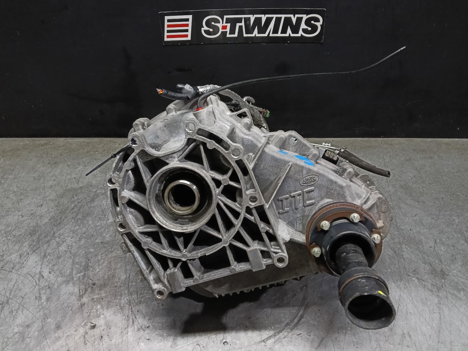 Used auto part listing image: 2017 LAND ROVER RANGEROVER SPORT TRANSFER CASE AUTO, DIESEL, 3.0, TWIN TURBO, 2 SPEED TRASNFER, L494, 06/13-05/18 0000396817