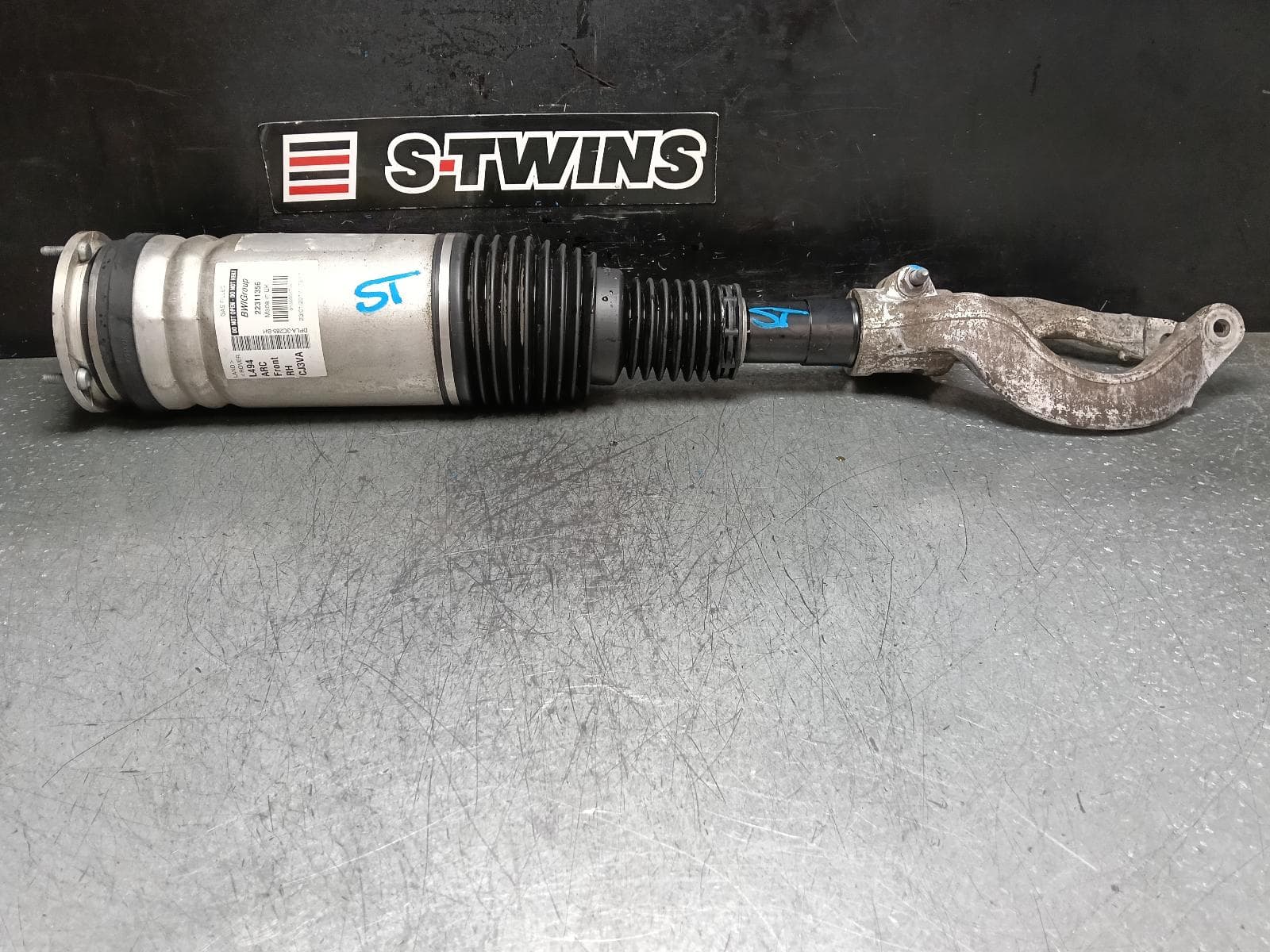 Used auto part listing image: 2017 LAND ROVER RANGEROVER SPORT RIGHT FRONT STRUT L494, AIR TYPE, W/ ACE, W/ VARIABLE DAMPENING, 12/13-04/22 0000244978