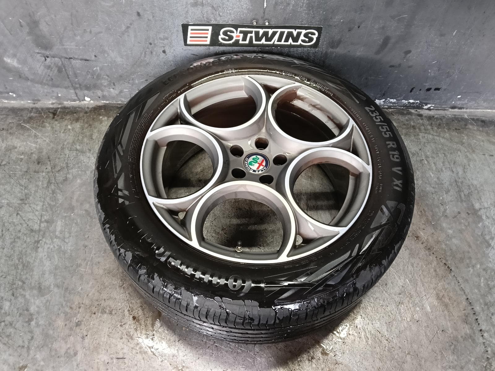 Used auto part listing image: 2020 ALFA ROMEO STELVIO WHEEL MAG 949, FACTORY, 19X8IN, 5 ROUND SPOKE, 01/18- 0000409235