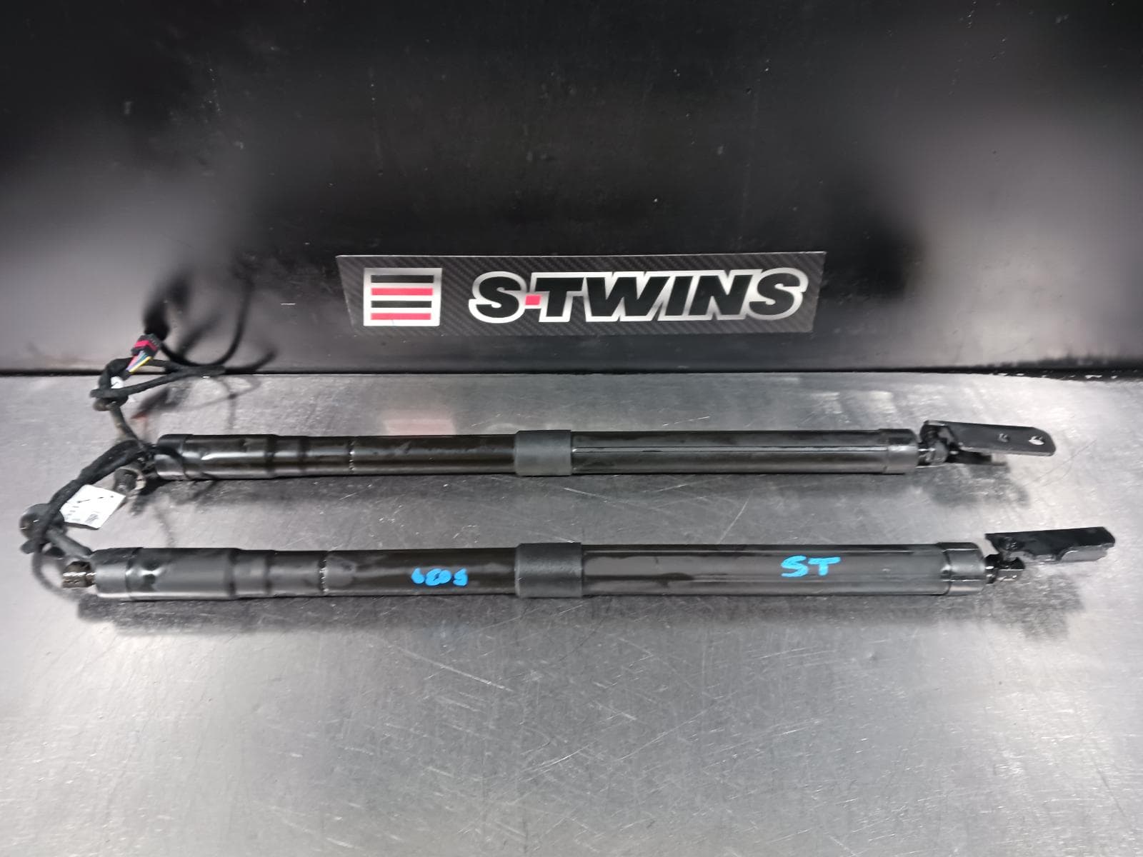 Used auto part listing image: 2016 VOLVO XC60 HATCH STRUT TAILGATE ELECTRIC STRUTS (PAIR), MALE PLUG, DZ, 01/16-04/17 0000218147
