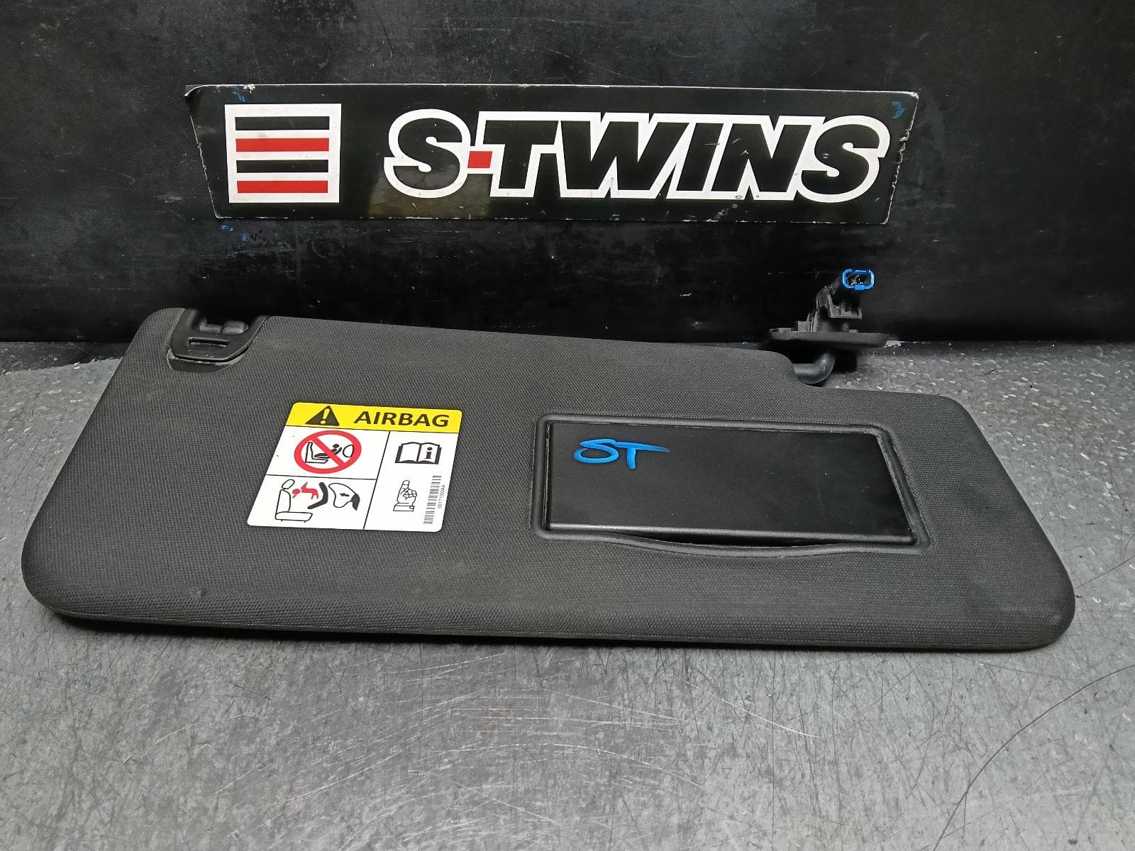 Used auto part listing image: 2021 RAM 1500 SUNVISOR DT, RH SIDE, BLACK, 12/20- 0000406694