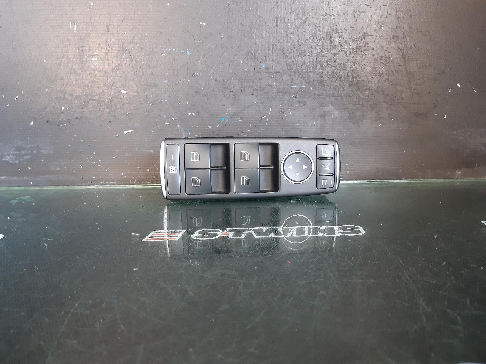 Used auto part listing image: 2012 MERCEDES CLS CLASS PWR DR WIND SWITCH RH FRONT (MASTER SWITCH), C218, 06/11-02/18 0000278424