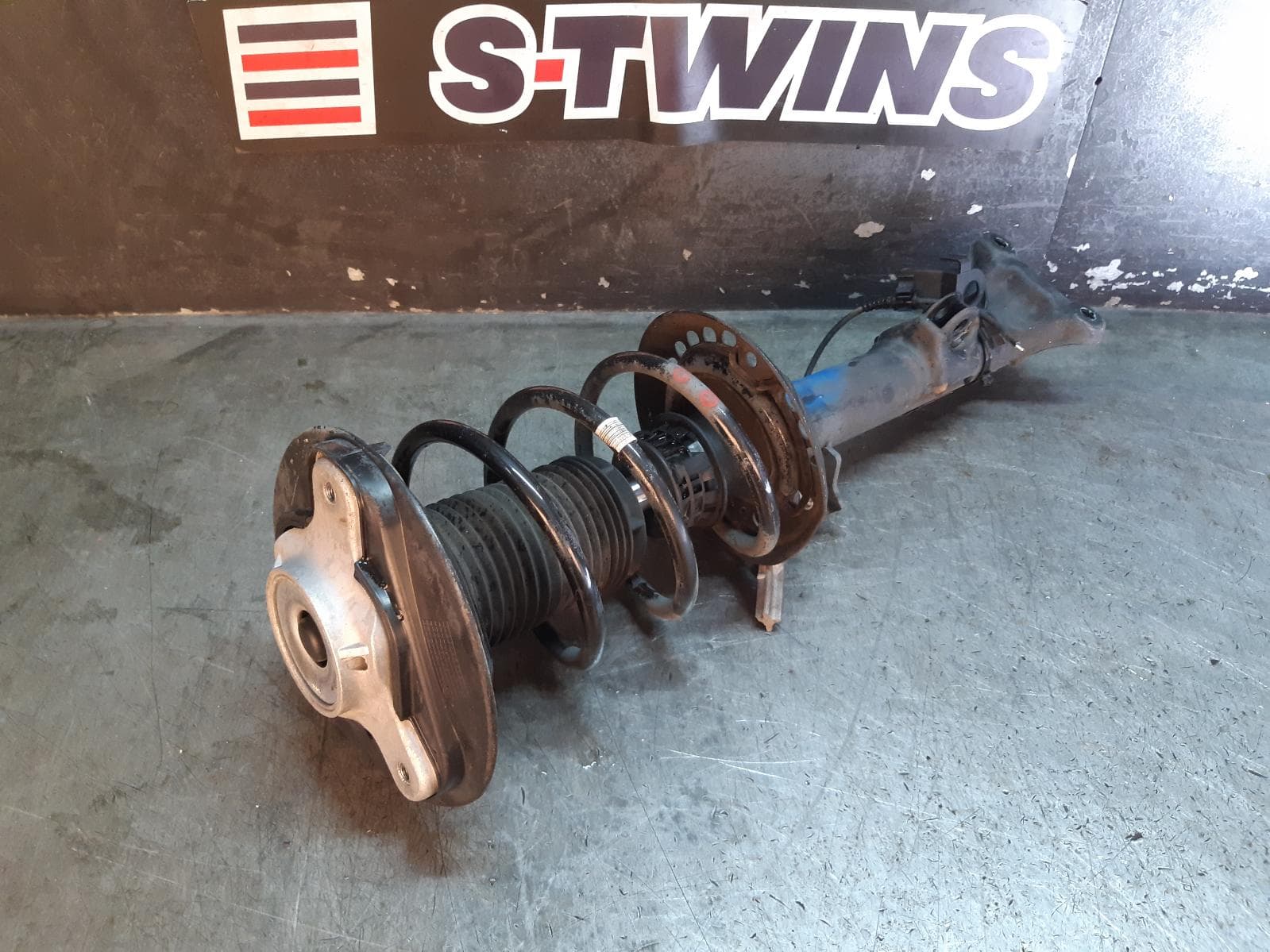 Used auto part listing image: 2012 MERCEDES CLS CLASS RIGHT FRONT STRUT C218/X218, PETROL, 3.5, CLS350/CLS350BE, 06/11-09/14 0000279192