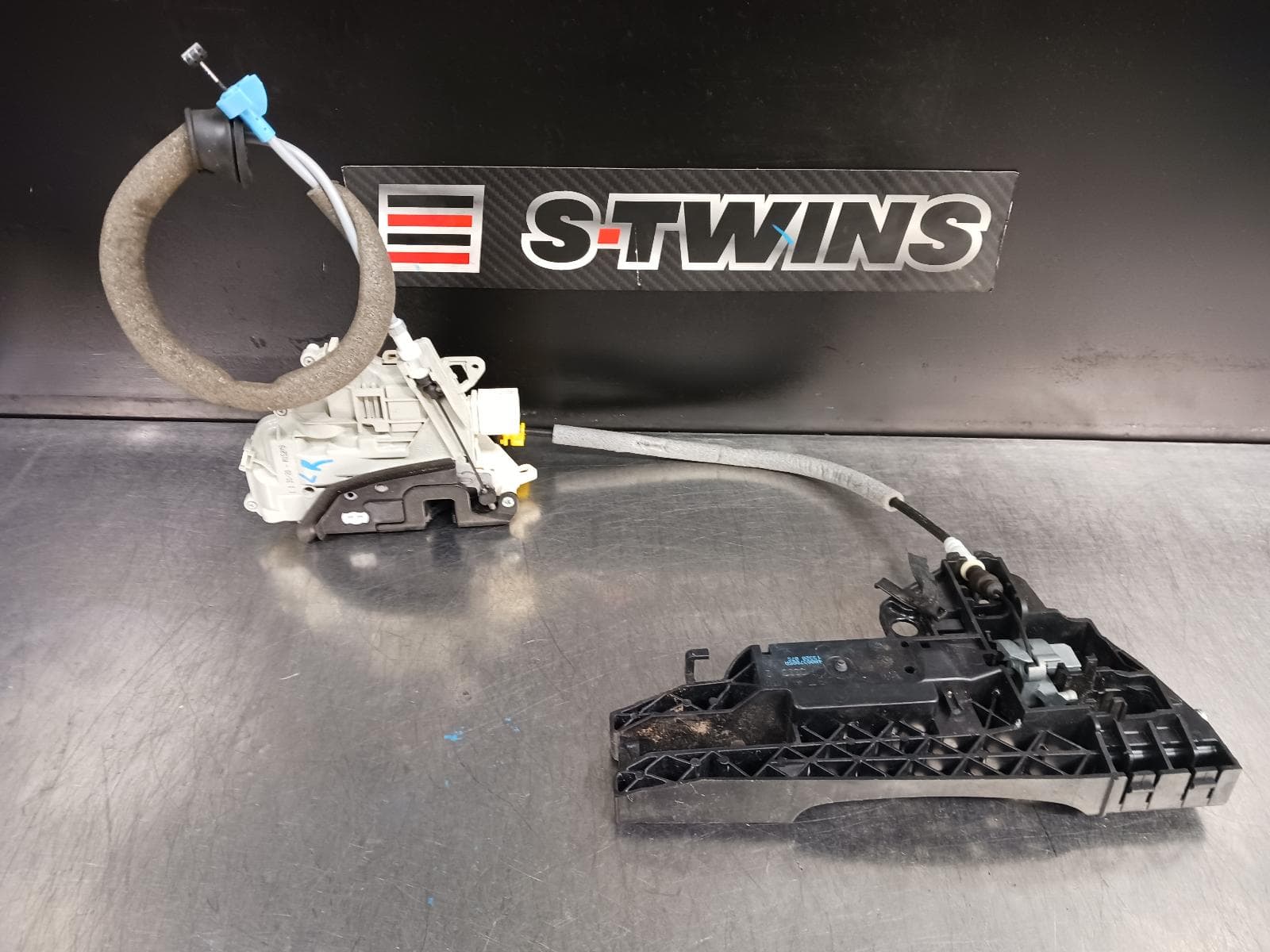 Used auto part listing image: 2021 AUDI Q7 DOOR BOOT GATE LOCK 4M, LEFT REAR DOOR LOCK, 09/15- 0000246852