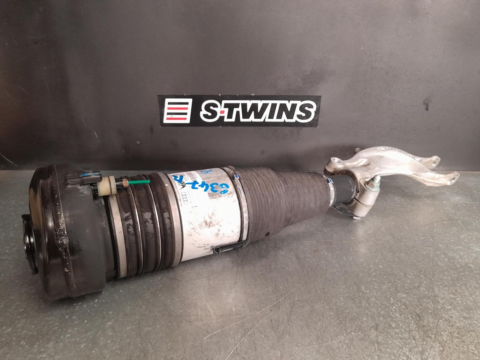 Used auto part listing image: 2021 AUDI Q7 RIGHT FRONT STRUT 4M, AIRBAG TYPE, 07/15- 0000322344