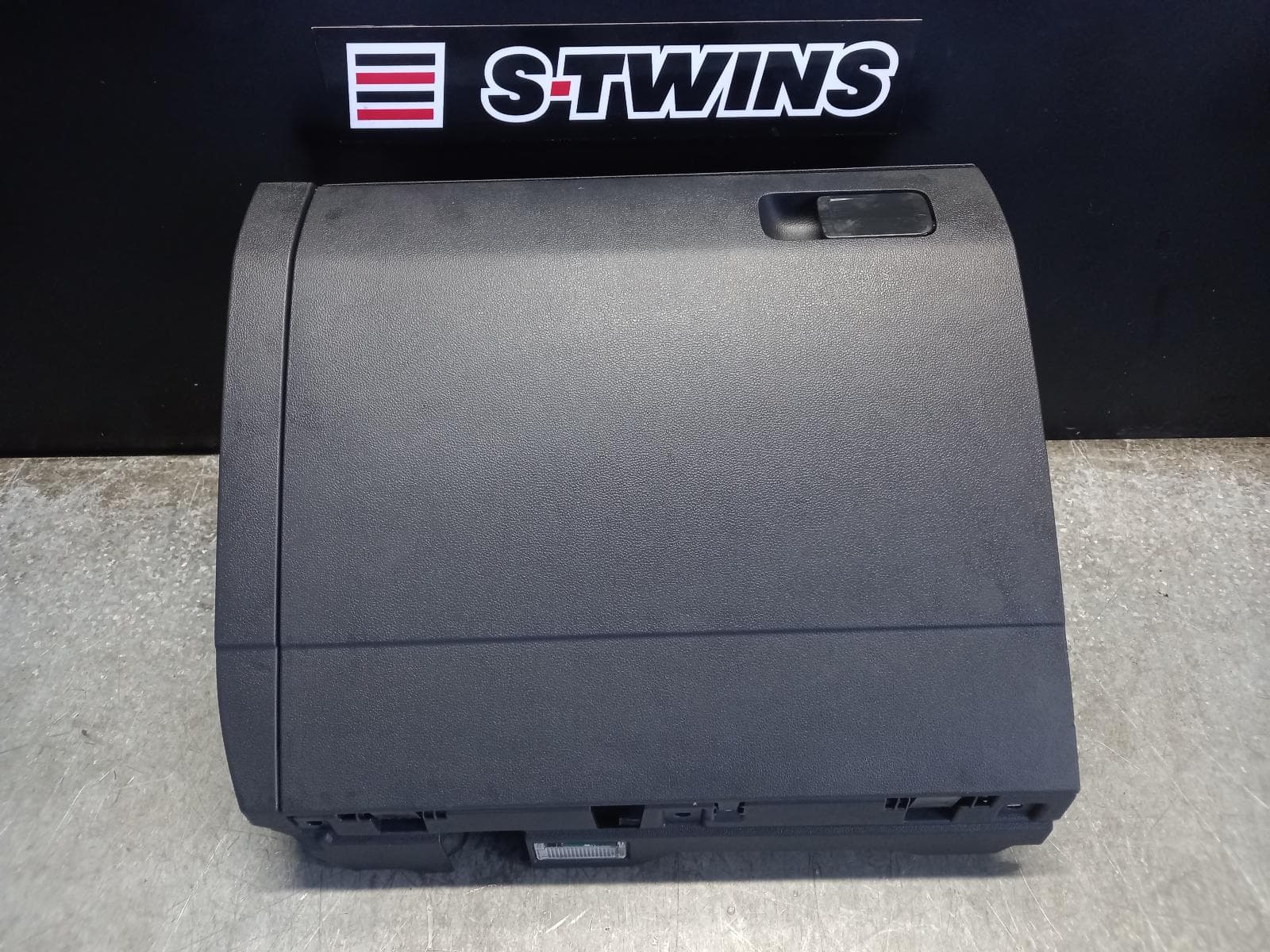 Used auto part listing image: 2019 VOLKSWAGEN TIGUAN GLOVE BOX 5NA, 06/16-02/24 0000265143