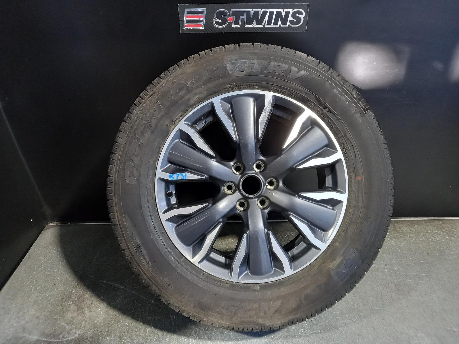 Used auto part listing image: NEW 2020 NISSAN NAVARA WHEEL MAG NP300, FACTORY, 18X7IN, 6 SPOKE, GREY/POLISHED, 45 POSITIVE OFF SET, 12/20-12/25 0000223788