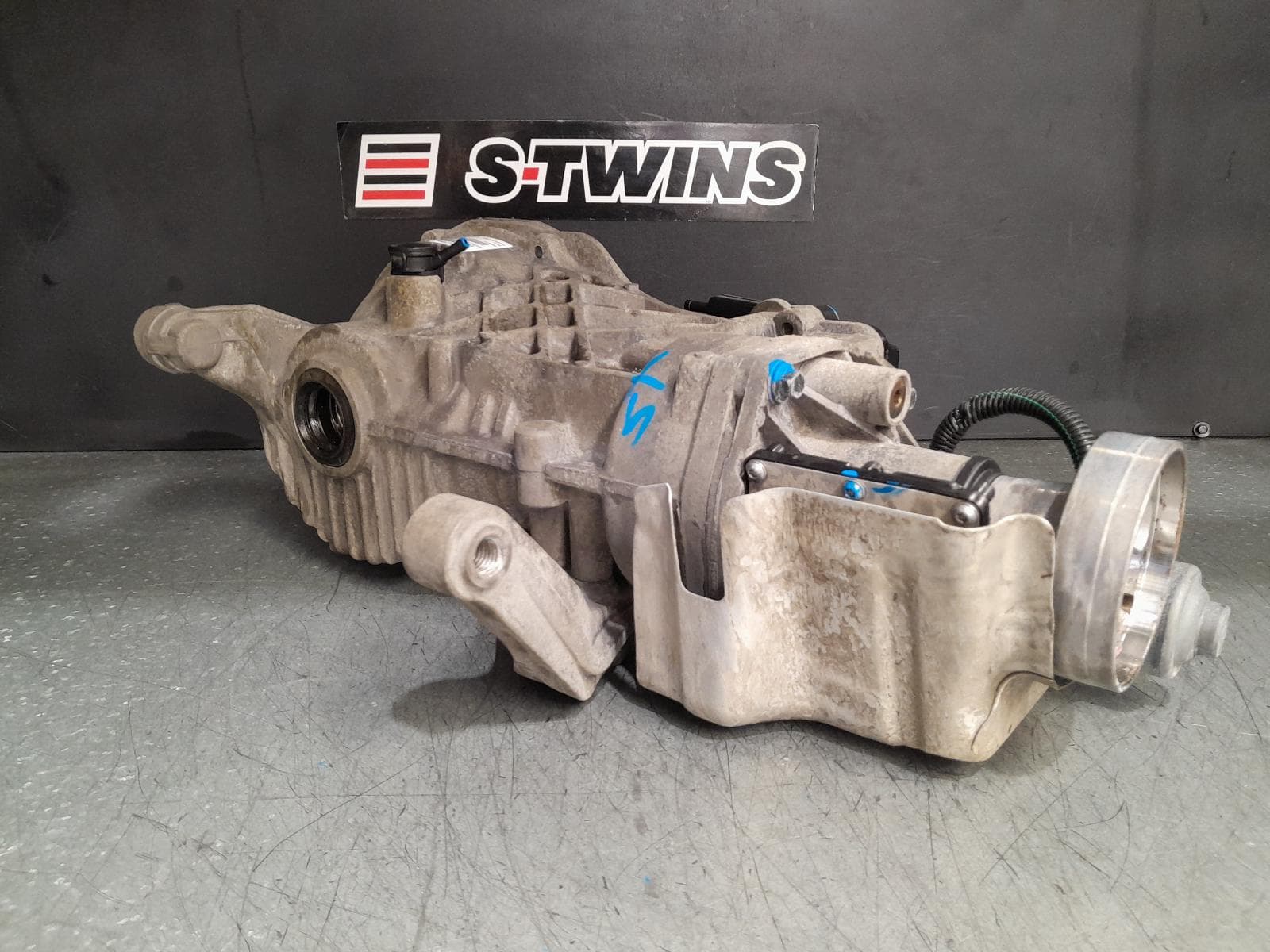 Used auto part listing image: 2019 JAGUAR E PACE DIFFERENTIAL CENTRE REAR, W/ ELEC COUPLING, X540, 11/17- 0000375499