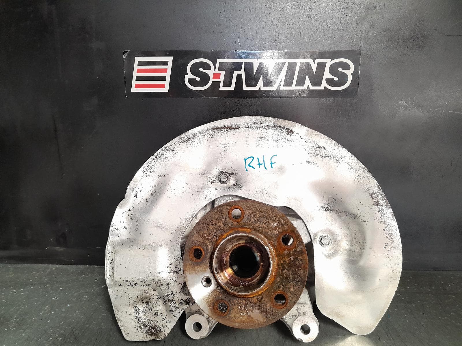 Used auto part listing image: 2020 BMW 2 SERIES RIGHT FRONT HUB ASSEMBLY F44, SEDAN, 09/19-10/24 0000366215