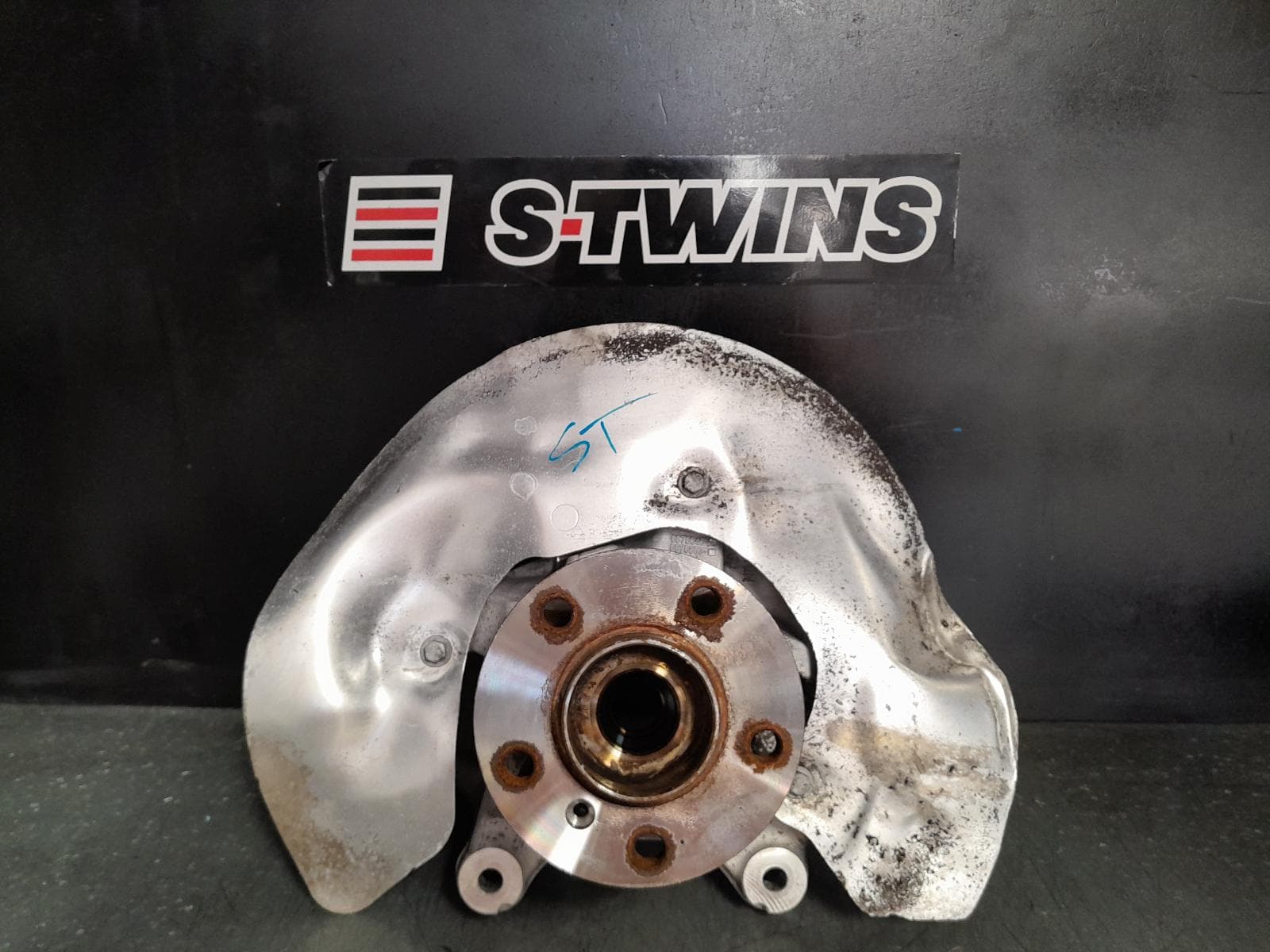 Used auto part listing image: 2020 BMW 2 SERIES LEFT FRONT HUB ASSEMBLY F44, SEDAN, 09/19-10/24 0000366217