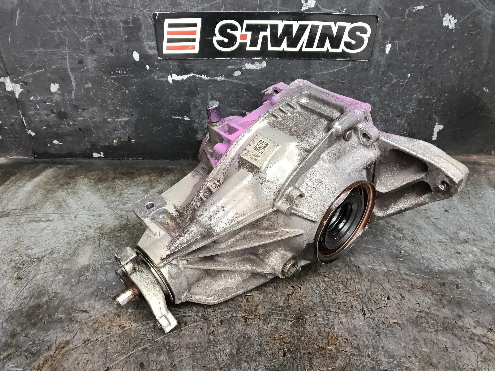 Used auto part listing image: 2017 MERCEDES E CLASS DIFFERENTIAL CENTRE REAR, 2.0, W213/A238/C238, E300 (180kW), PETROL, 3.066 RATIO, 05/16-08/18 0000410139