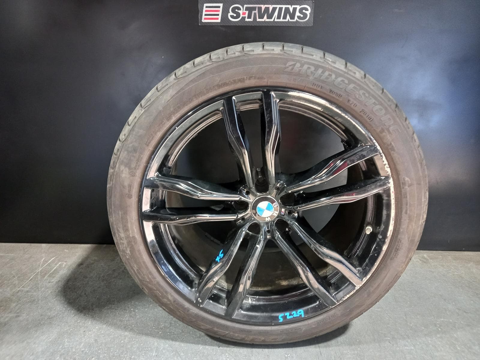 Used auto part listing image: 2016 BMW X5 WHEEL MAG FACTORY, FRONT, 20X10IN, 5 Y SPOKE, xDRIVE50i, F15, 09/13-07/18 0000229719