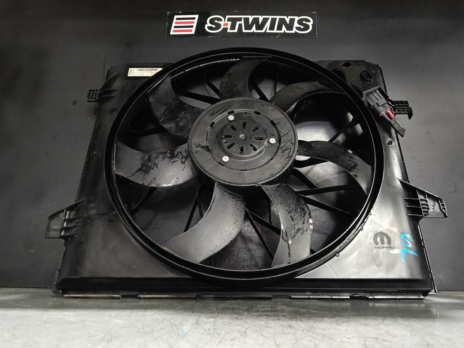 Used auto part listing image: 2014 JEEP GRANDCHEROKEE FAN RADIATOR FAN, 5.7/6.4, PETROL, WK, 04/13-02/22 0000389480