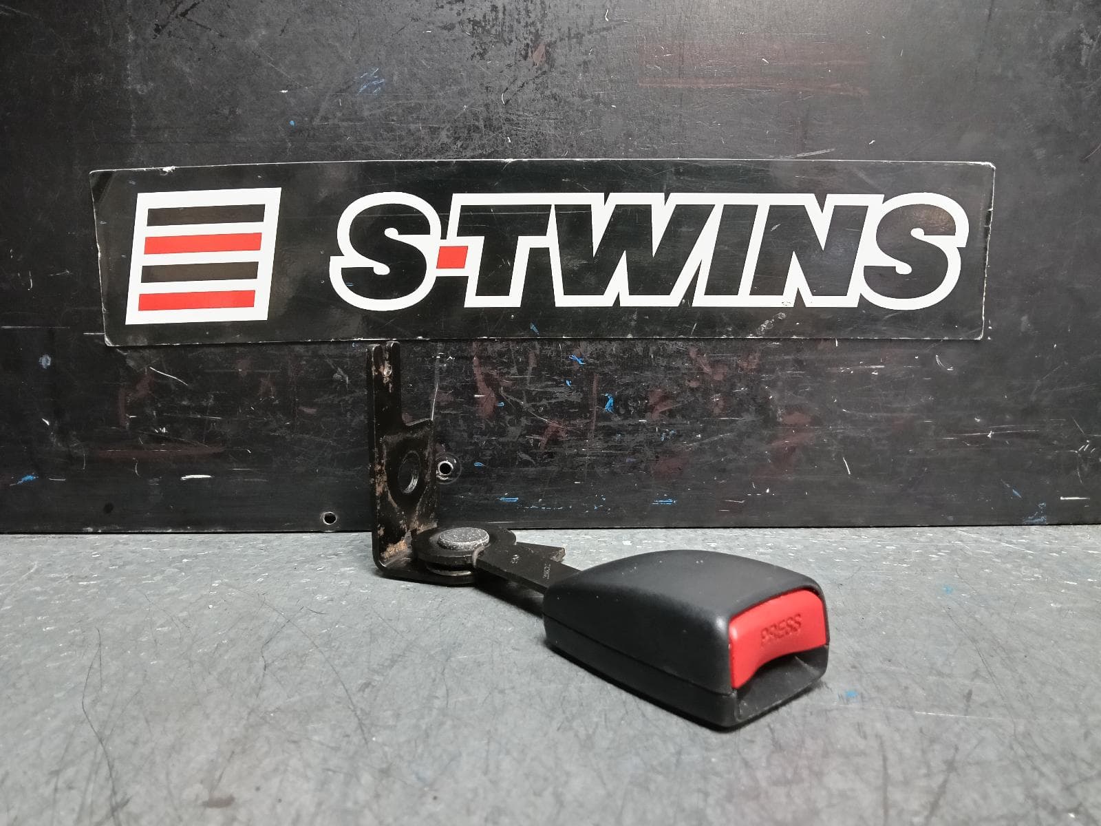 Used auto part listing image: 2014 JEEP GRANDCHEROKEE SEAT BELT STALK LH REAR, SEAT BELT STALK ONLY, WK, 10/10-08/18 0000389490
