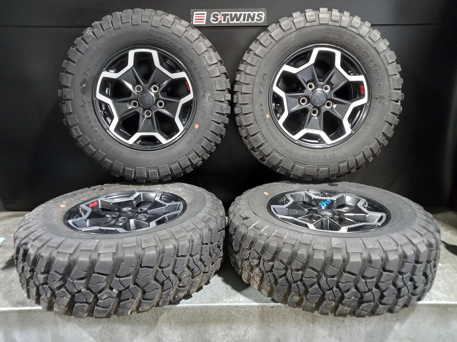 Used auto part listing image: 2020 JEEP WRANGLER WHEEL MAG FACTORY, 17X7.5IN, RUBICON, SILVER/BLACK, 5 Y SPOKE, JL, 08/18- 0000242870