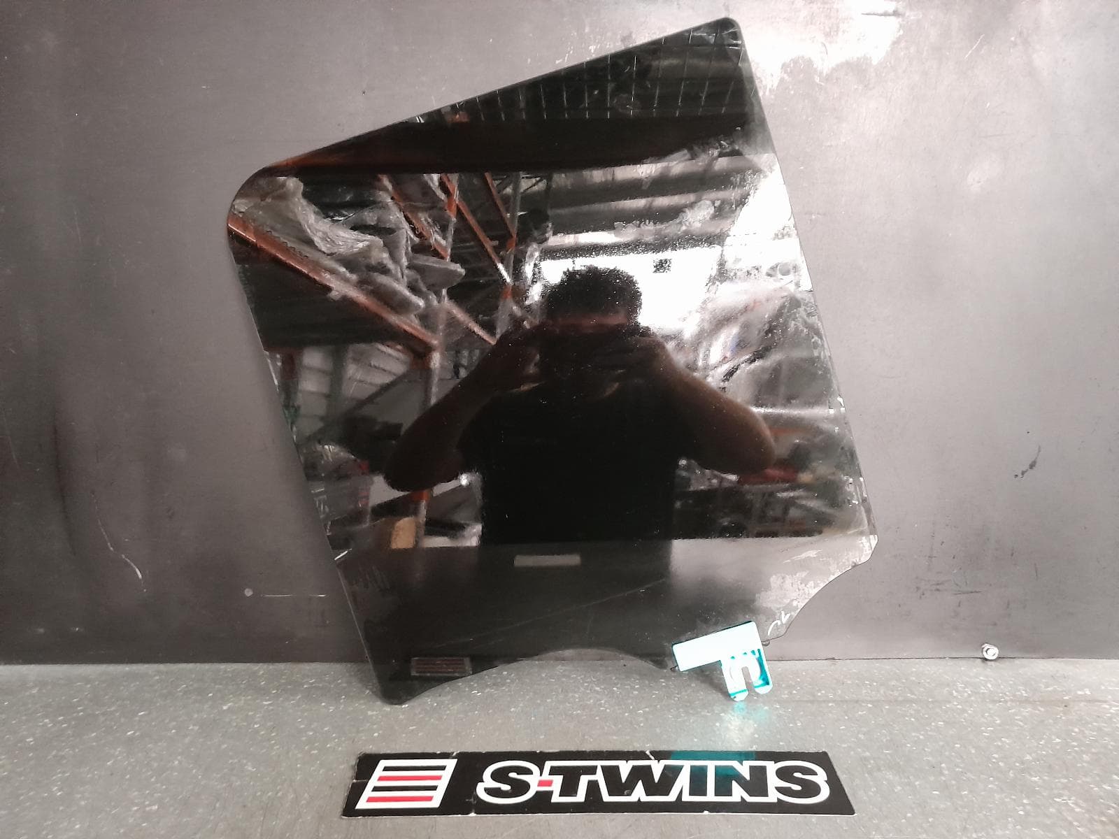 Used auto part listing image: 2020 JEEP WRANGLER LEFT REAR DOOR WINDOW JL, 08/18- 0000334573
