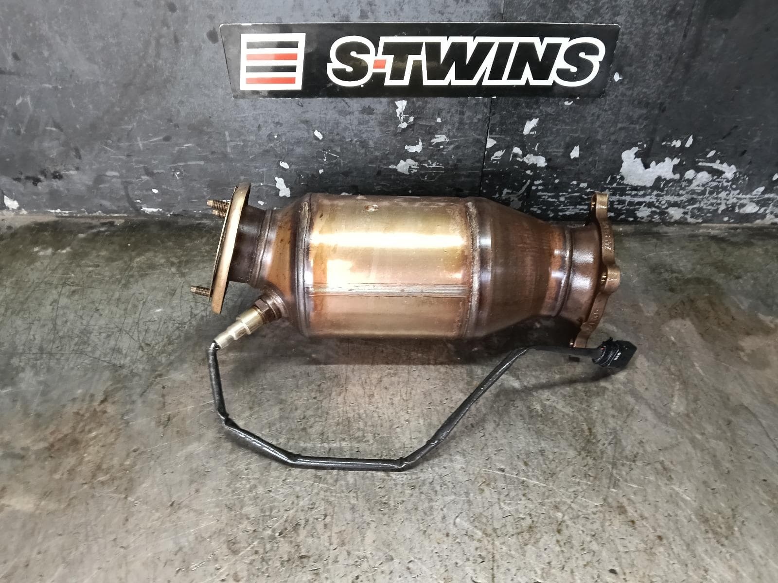Used auto part listing image: 2017 AUDI A4 CATALYTIC CONVERTER DOWNPIPE-CAT TYPE, 2.0, PETROL, CYRB/CVKB CODE, B9 8W, 10/15- 0000409202