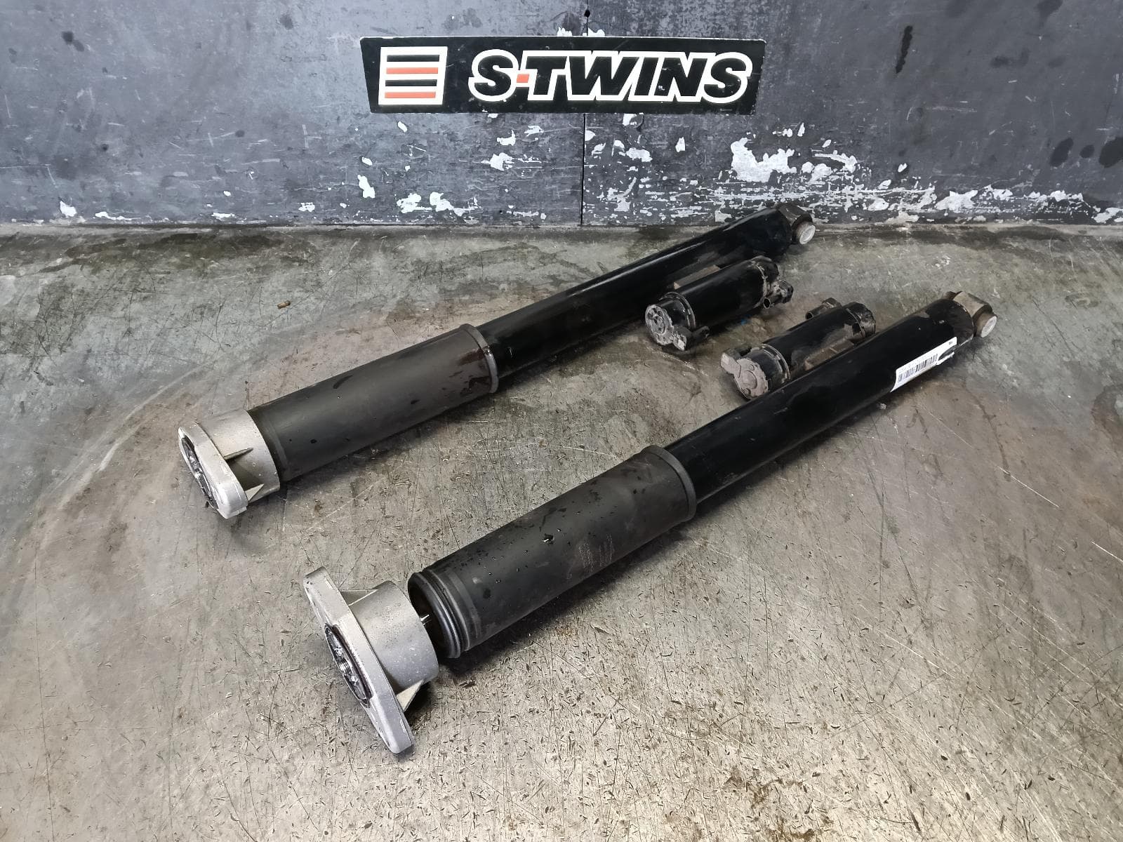 Used auto part listing image: 2020 MERCEDES E CLASS SHOCK ABSORBER W213, REAR, AIRBAG TYPE, PAIR, 05/16-05/23 0000409870