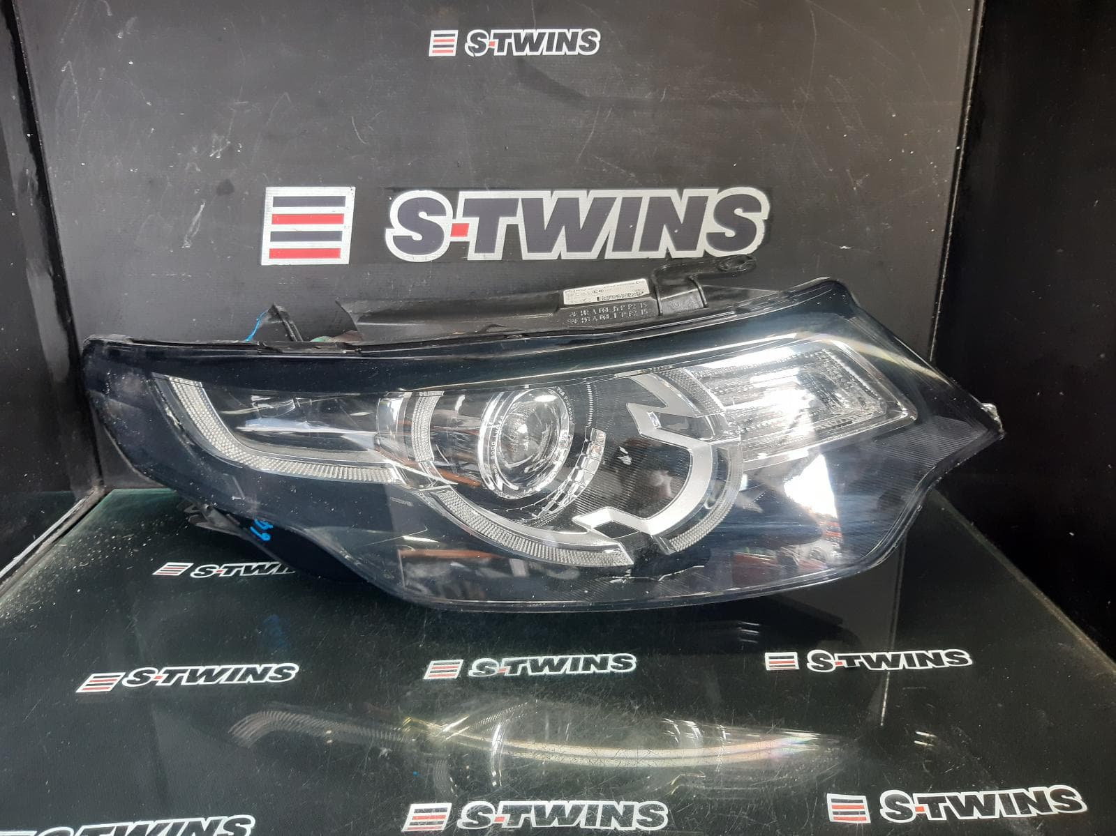 Used auto part listing image: 2018 LAND ROVER DISCOVERY SPORT RIGHT HEADLAMP L550, XENON, NON ADAPTIVE TYPE, 01/15-06/19 0000372953